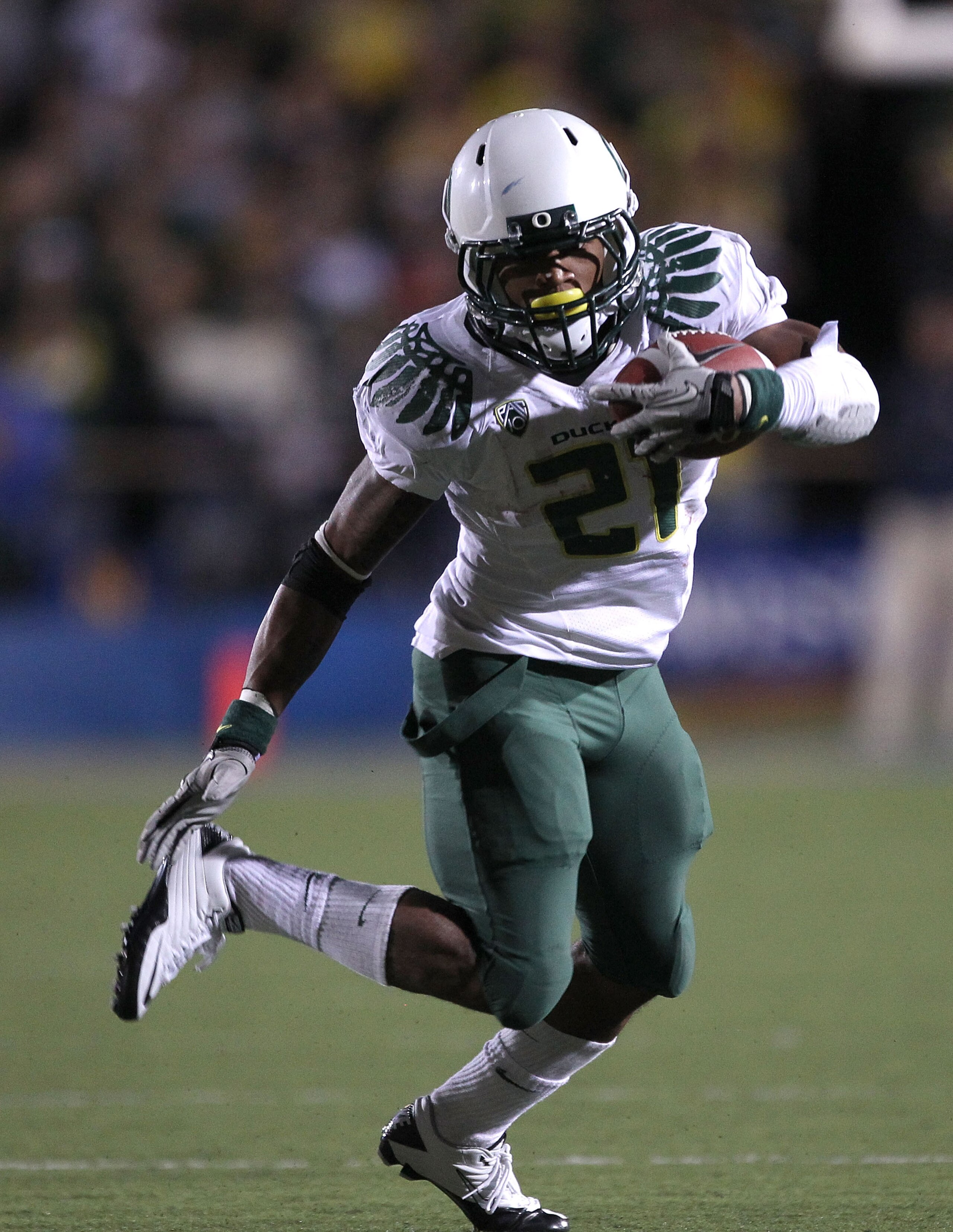 BERKELEY, CA - NOVEMBER 13:  LaMichael James #21 of the Oregon Ducks runs with the ball against the California Golden Bears at California Memorial Stadium on November 13, 2010 in Berkeley, California.  (Photo by Ezra Shaw/Getty Images)