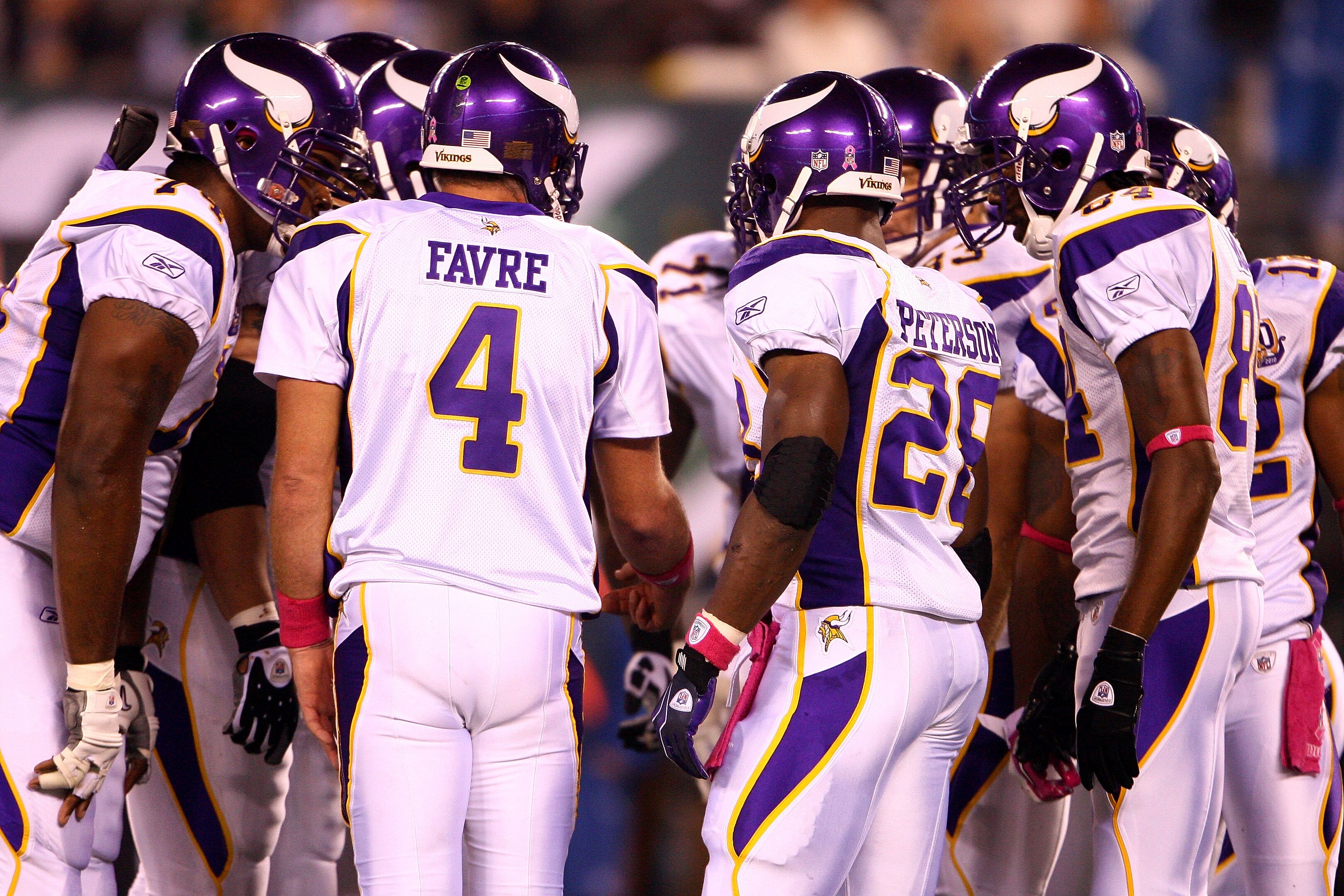 EAST RUTHERFORD, NJ - OCTOBER 11:  Quarterback Brett Favre #4 of the Minnesota Vikings talks with his teammates including Randy Moss #84 (R) in the huddle in the first half against the New York Jets at New Meadowlands Stadium on October 11, 2010 in East R