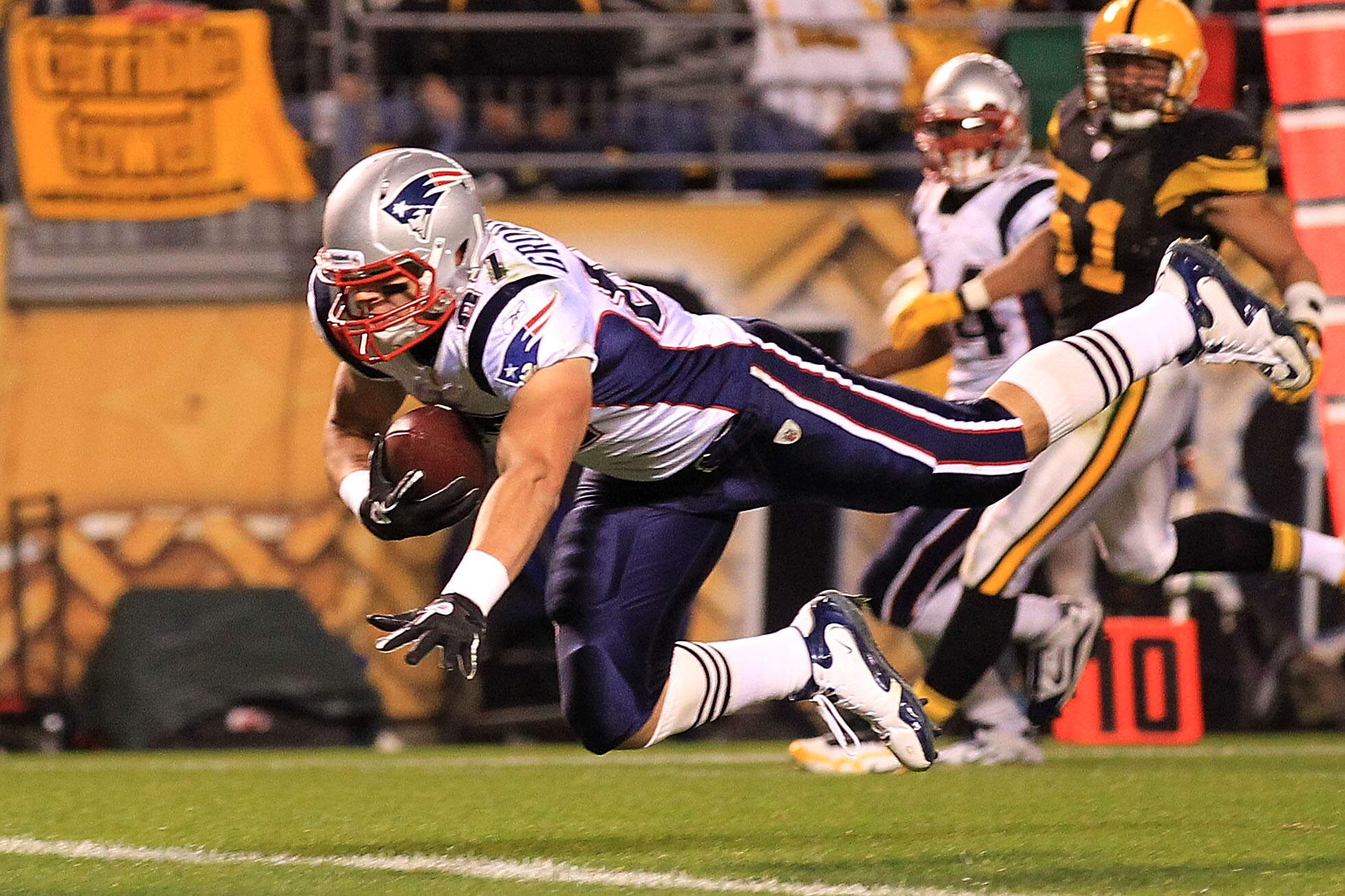 PITTSBURGH - NOVEMBER 14:  Rob Gronkowski #87 of the New England Patriots scores a touchdown against the Pittsburgh Steelers on November 14, 2010 at Heinz Field in Pittsburgh, Pennsylvania.  (Photo by Chris McGrath/Getty Images)