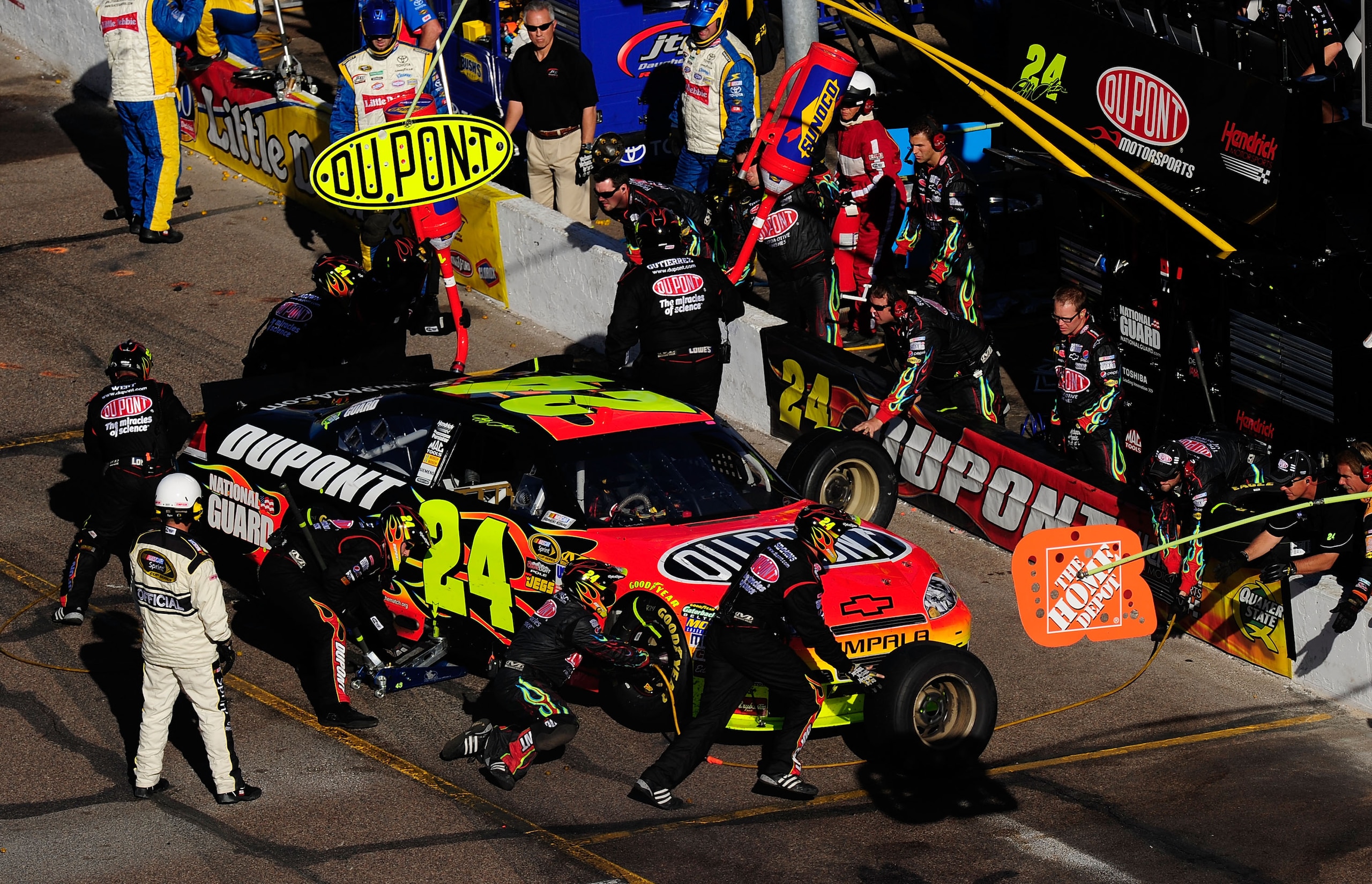 AVONDALE, AZ - NOVEMBER 14: Jeff Gordon, driver of the #24 DuPont Chevrolet, makes a pit stop during the NASCAR Sprint Cup Series Kobalt Tools 500 at Phoenix International Raceway on November 14, 2010 in Avondale, Arizona. (Photo by Robert Laberge/Getty AVONDALE, AZ - NOVEMBER 14: Jeff Gordon, driver of the #24 DuPont Chevrolet, makes a pit stop during the NASCAR Sprint Cup Series Kobalt Tools 500 at Phoenix International Raceway on November 14, 2010 in Avondale, Arizona. (Photo by Robert Laberge/Getty