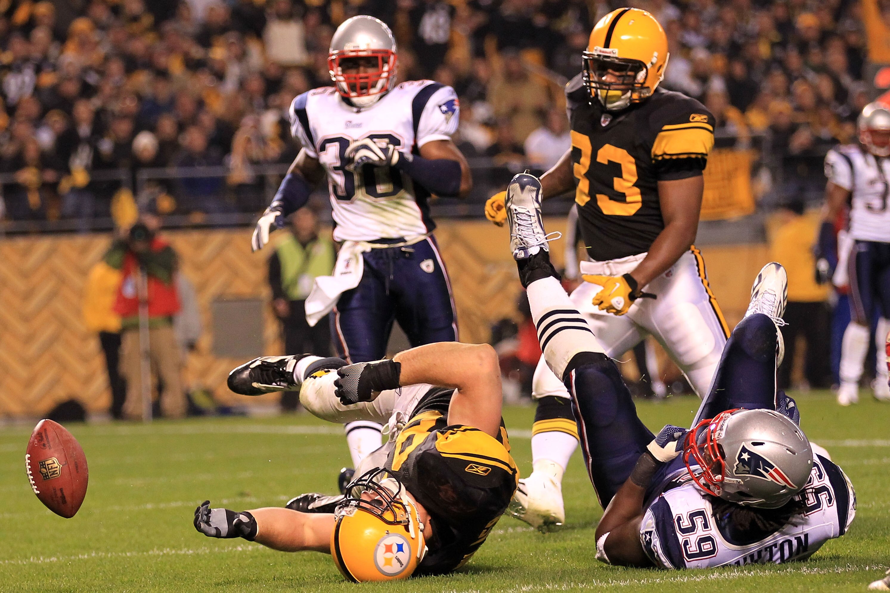 PITTSBURGH - NOVEMBER 14: Heath Miller #83 of the Pittsburgh Steelers fumbles a catch in the endzone under pressure from Gary Guyton #59 of the New England Patriots on November 14, 2010 at Heinz Field in Pittsburgh, Pennsylvania.  (Photo by Chris McGrath/