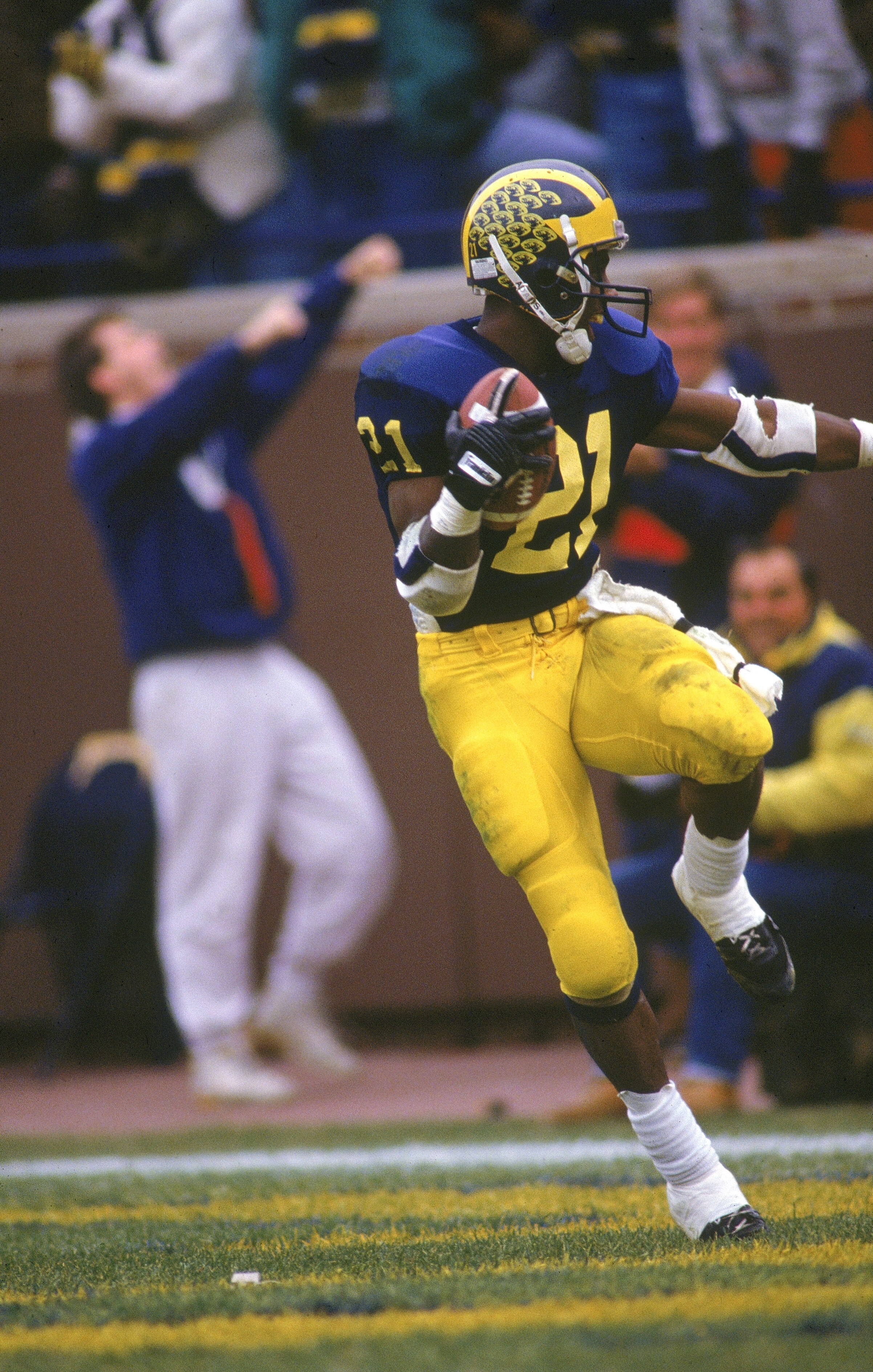 1991: Desmond Howard #21 of the Michigan Wolverines runs in the the 'Heisman' pose right after making a 93 yard touchdown against Ohio State circa 1991 in Ann Arbor, Michigan. Wolverines won 31 - 3. (Photo by Chris Covatta/Getty Images)
