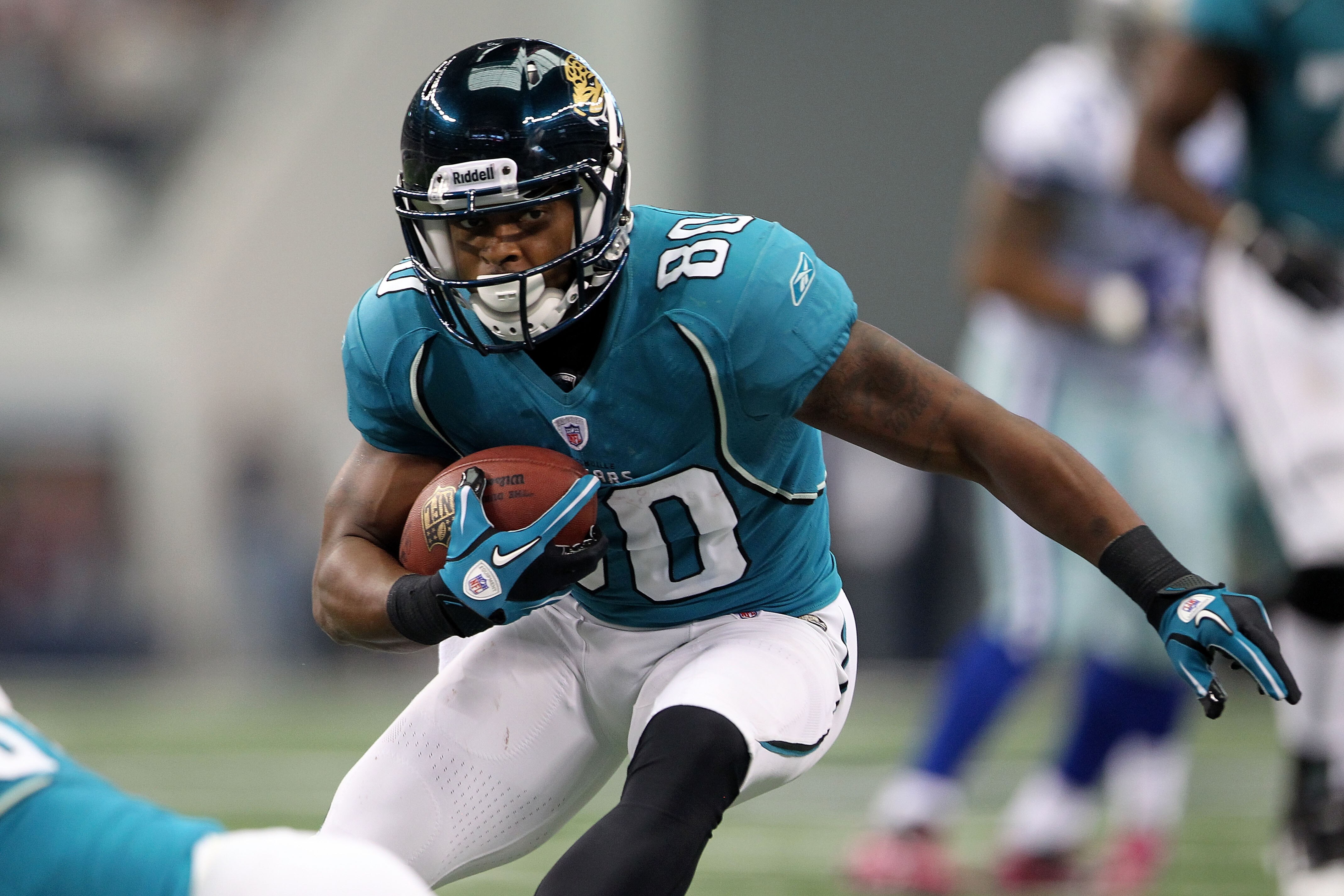 ARLINGTON, TX - OCTOBER 31:  Mike Thomas #80 of the Jacksonville Jaguars runs for yards after the catch as he scores on a 15-yard touchdown reception in the third quarter against the Dallas Cowboys at Cowboys Stadium on October 31, 2010 in Arlington, Texa