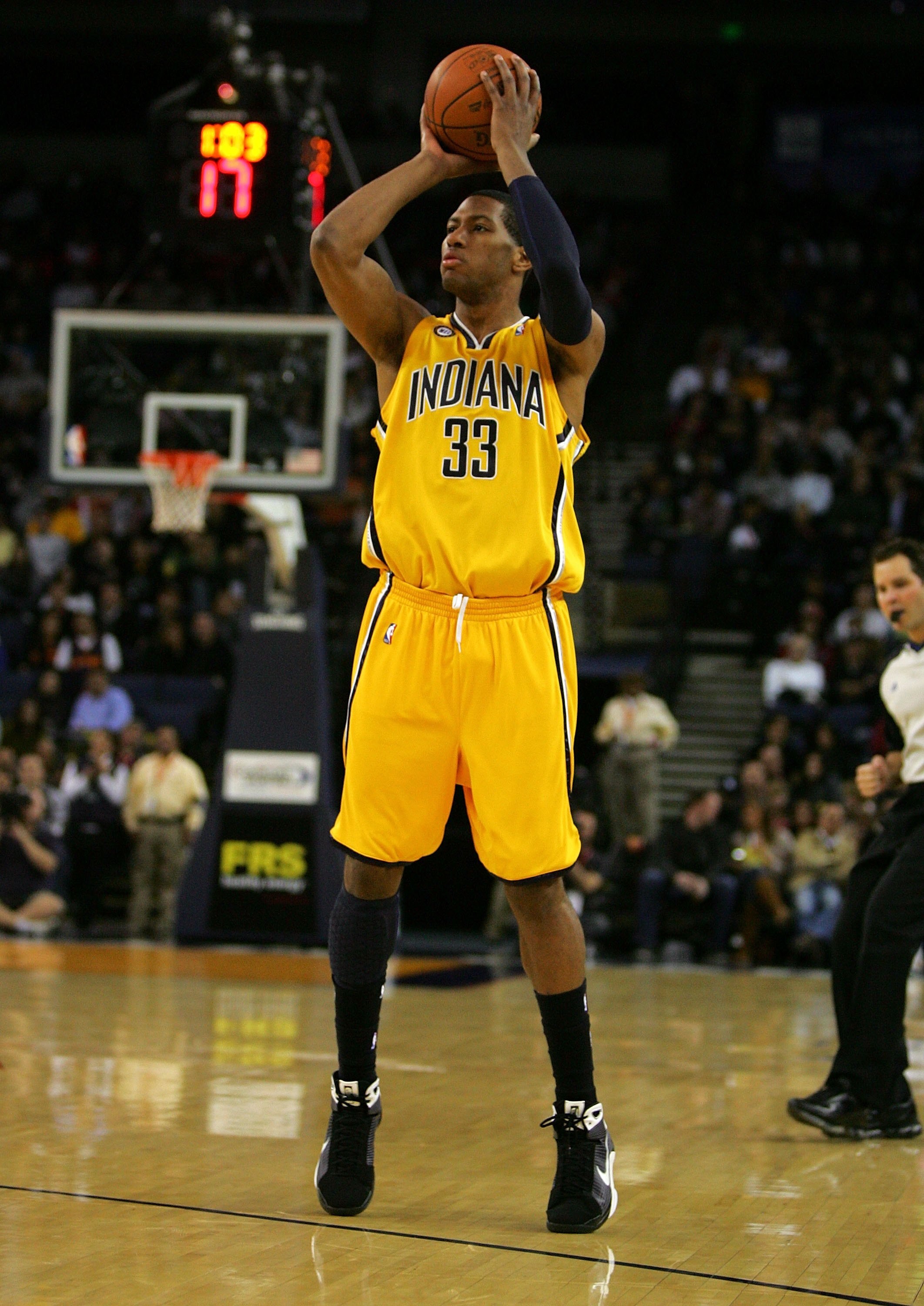 OAKLAND, CA - NOVEMBER 30:  Danny Granger #33 of the Indiana Pacers in action during their game against the Golden State Warriors at Oracle Arena on November 30, 2009 in Oakland, California. NOTE TO USER: User expressly acknowledges and agrees that, by do