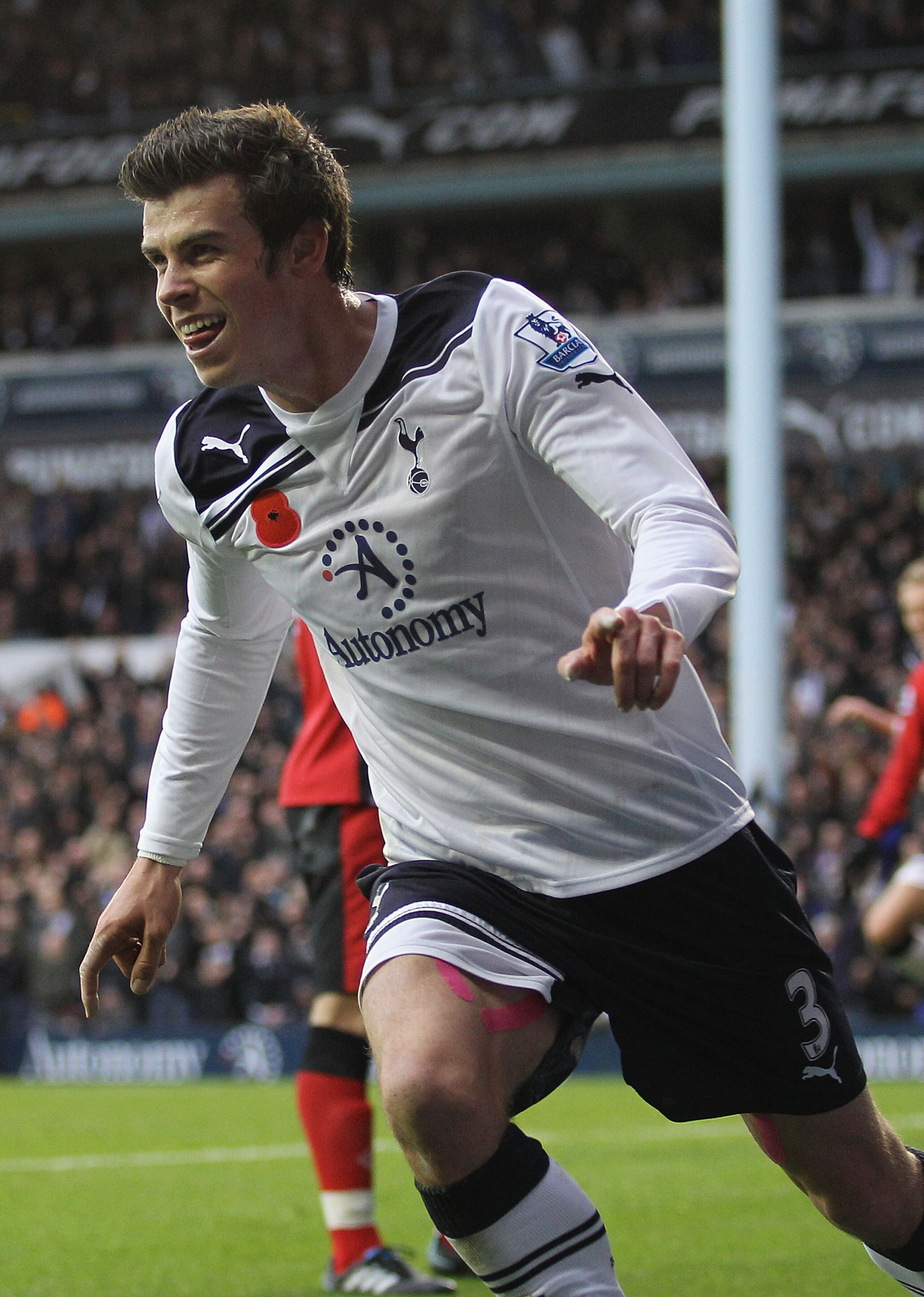LONDON, ENGLAND - NOVEMBER 13:  Gareth Bale of Tottenham celebrates scoring their first goal during the Barclays Premier League match between Tottenham Hotspur and Blackburn Rovers at White Hart Lane on November 13, 2010 in London, England.  (Photo by Ham