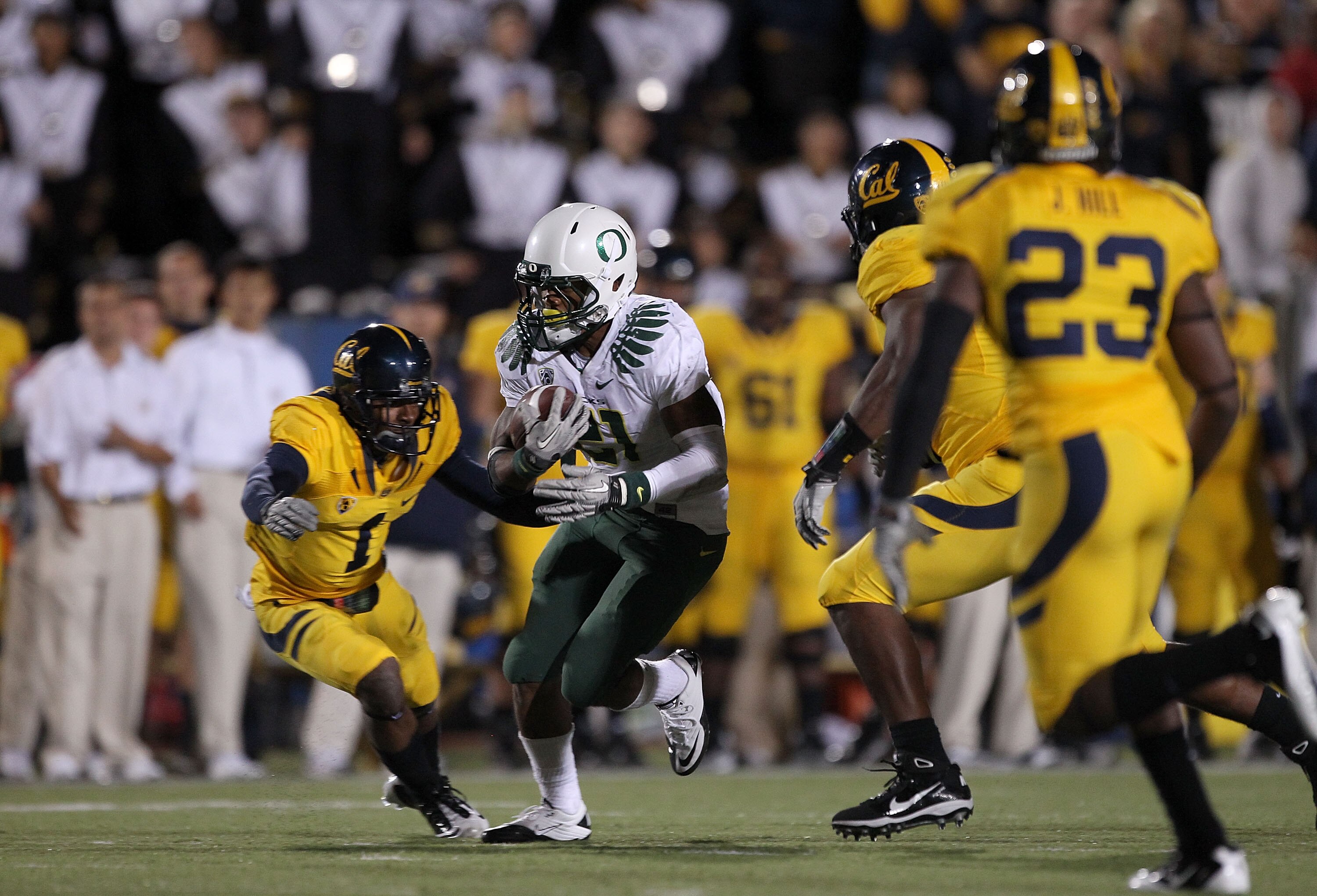 BERKELEY, CA - NOVEMBER 13:  LaMichael James #21 of the Oregon Ducks runs with the ball against the California Golden Bears at California Memorial Stadium on November 13, 2010 in Berkeley, California.  (Photo by Ezra Shaw/Getty Images)