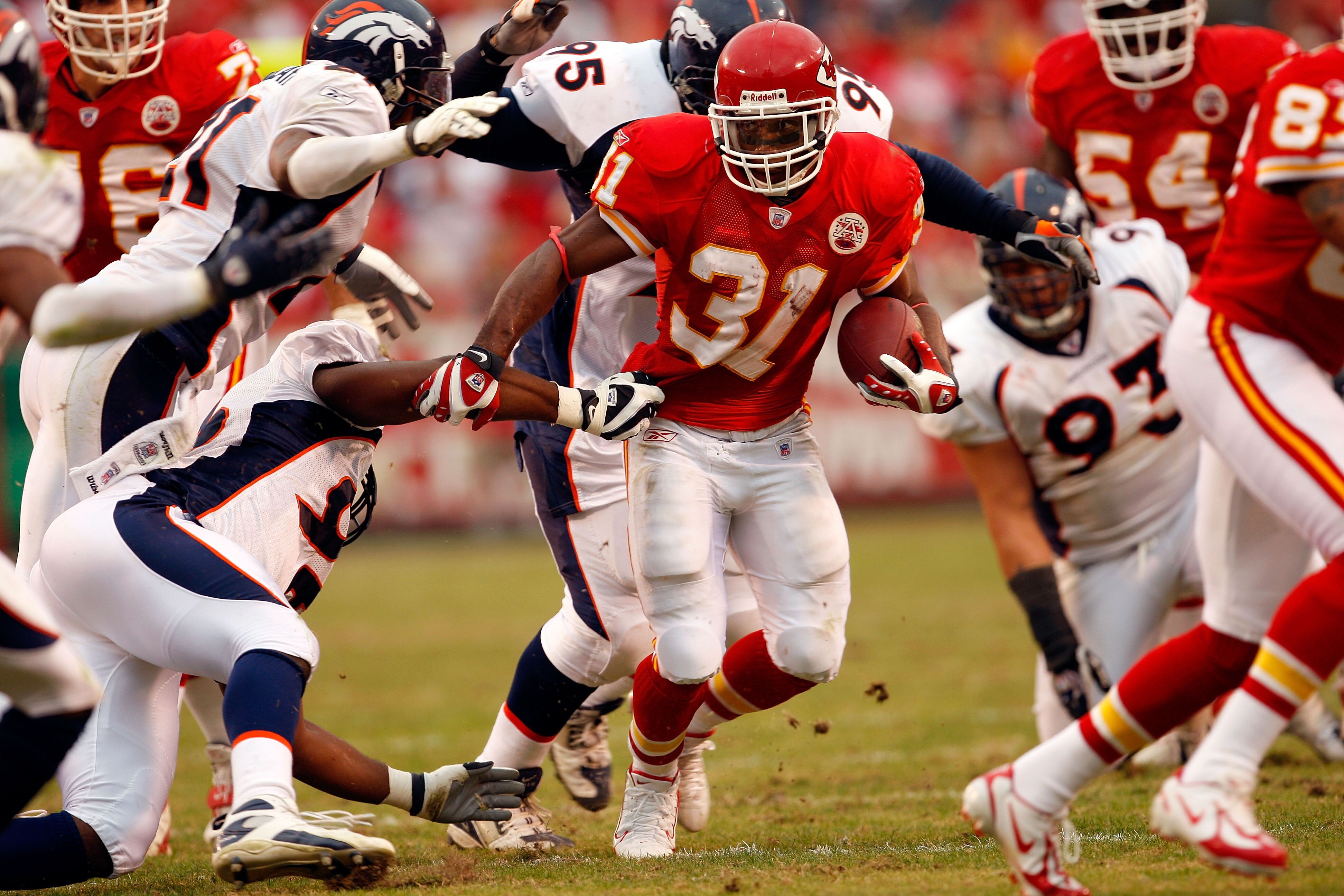 KANSAS CITY, MO - NOVEMBER 11:  Priest Holmes #31 of the Kansas City Chiefs carries the ball during the second half of the game against the Denver Broncos on November 11, 2007 at Arrowhead Stadium in Kansas City, Missouri.  (Photo by Jamie Squire/Getty Im