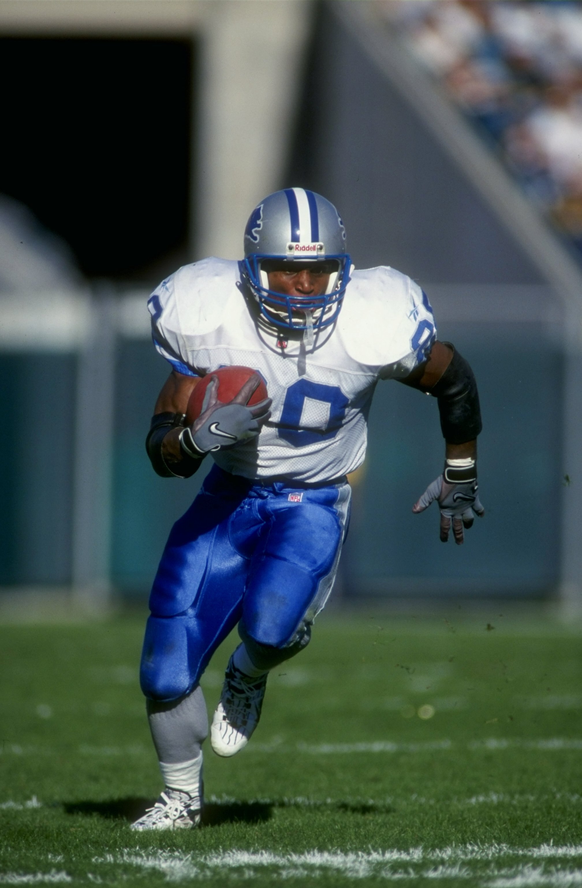 6 Dec 1998: Running back Barry Sanders #20 of the Detroit Lions in action during a game against the Jacksonville Jaguars at Alltel Stadium in Jacksonville, Florida. The Jaguars defeated the Lions 37-22.