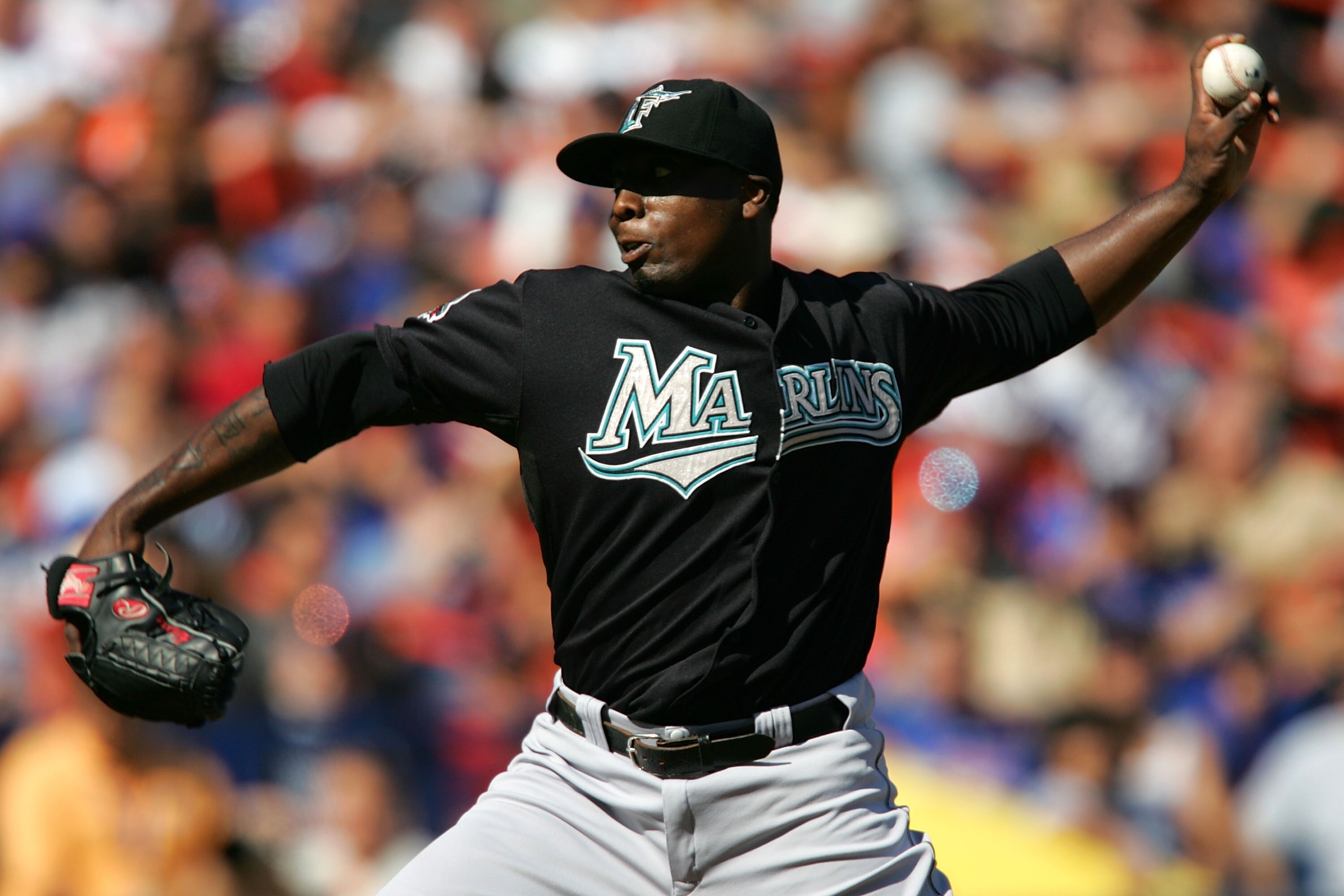 NEW YORK - SEPTEMBER 30:  Dontrelle Willis #35 of the Florida Marlins pitches to the New York Mets during the MLB game at Shea Stadium September 30, 2007 in the Flushing neighborhood of the Queens borough of New York City.  (Photo by Chris Trotman/Getty I