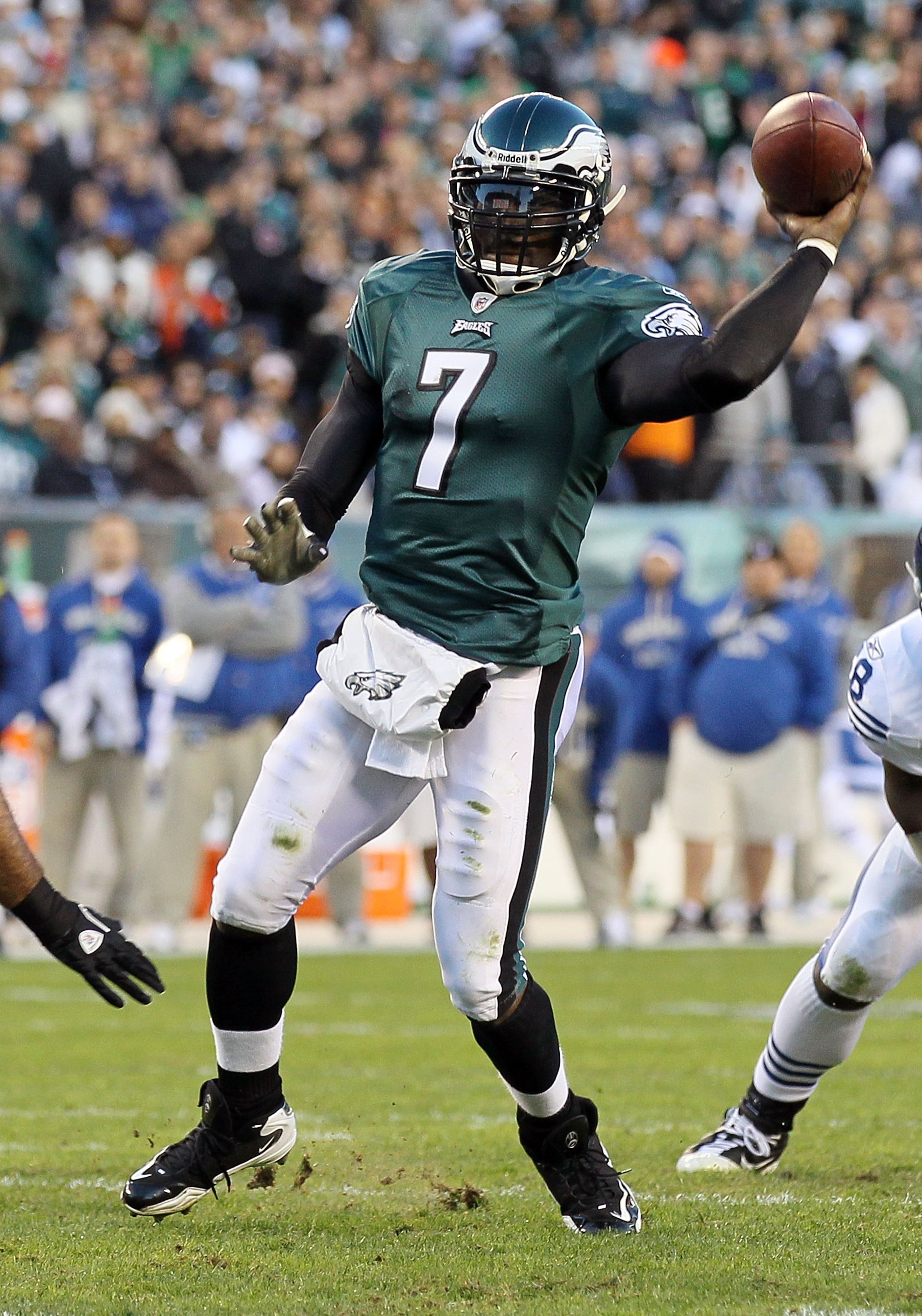 PHILADELPHIA - NOVEMBER 07:  Michael Vick #7 of the Philadelphia Eagles in against the Indianapolis Colts on November 7, 2010 at Lincoln Financial Field in Philadelphia, Pennsylvania. The Eagles defeated the Colts 26-24.  (Photo by Jim McIsaac/Getty Image