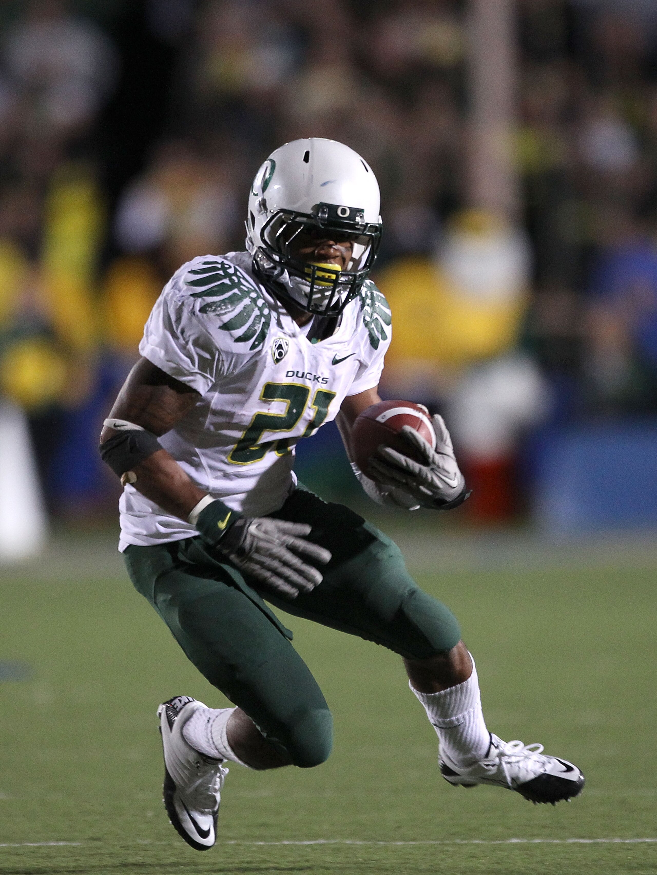 BERKELEY, CA - NOVEMBER 13:  LaMichael James #21 of the Oregon Ducks runs with the ball against the California Golden Bears at California Memorial Stadium on November 13, 2010 in Berkeley, California.  (Photo by Ezra Shaw/Getty Images)