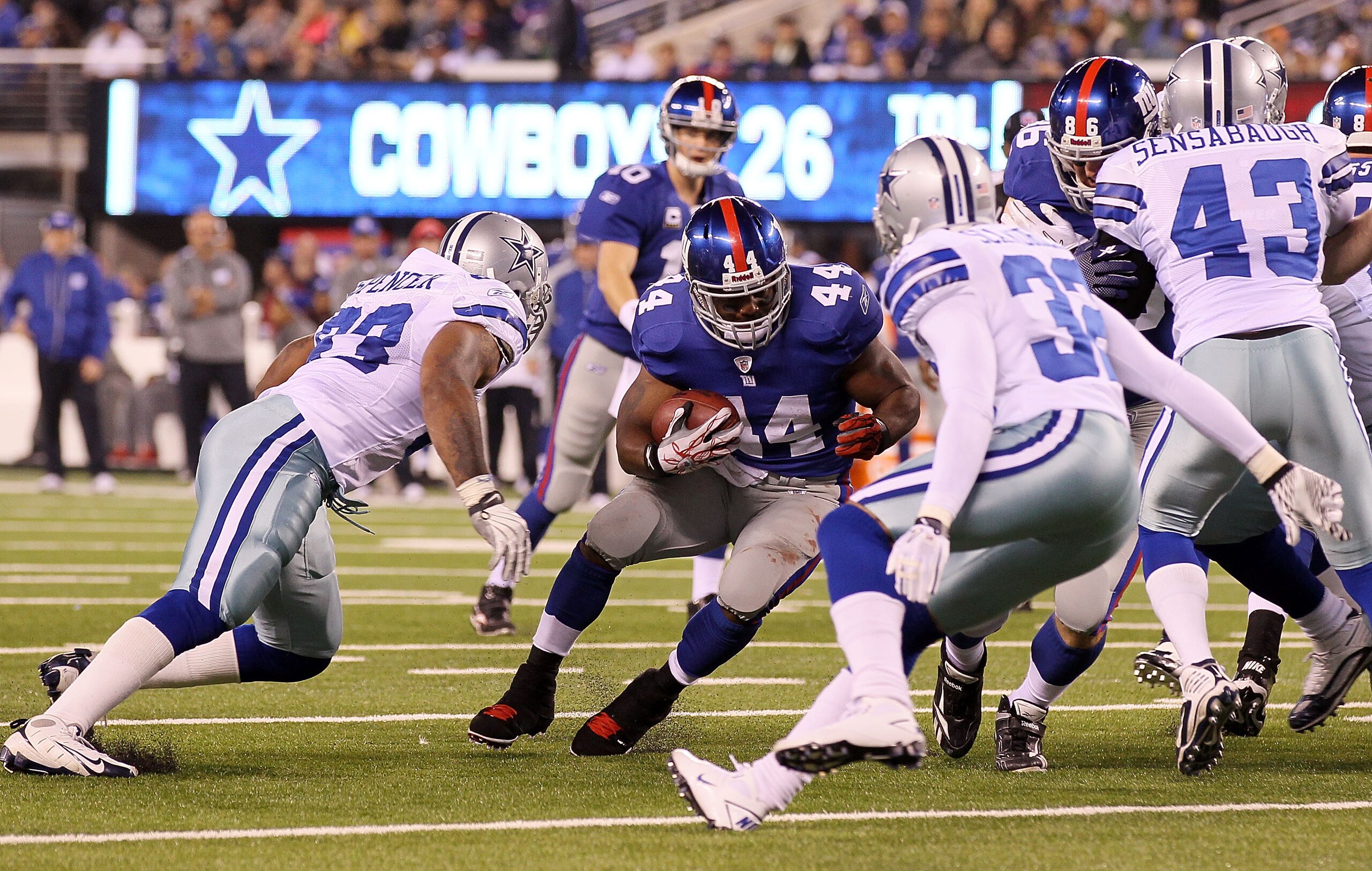 EAST RUTHERFORD, NJ - NOVEMBER 14:  Ahmad Bradshaw #44 of the New York Giants runs the ball against the Dallas Cowboys on November 14, 2010 at the New Meadowlands Stadium in East Rutherford, New Jersey.  (Photo by Jim McIsaac/Getty Images)