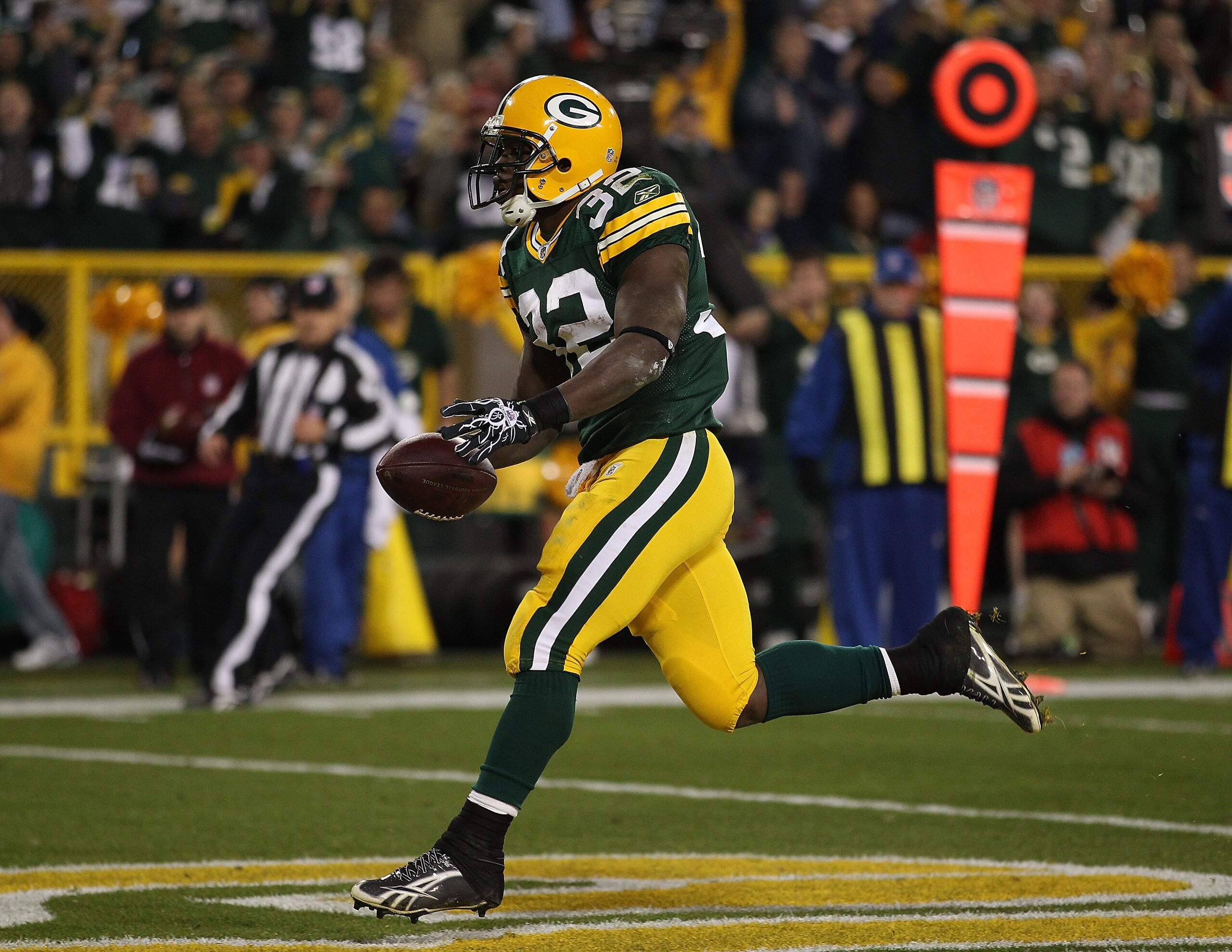 GREEN BAY, WI - NOVEMBER 07: Brandon Jackson #32 of the Green Bay Packers scores a touchdown against the Dallas Cowboys at Lambeau Field on November 7, 2010 in Green Bay, Wisconsin. The Packers defeated the Cowboys 45-7. (Photo by Jonathan Daniel/Getty Im GREEN BAY, WI - NOVEMBER 07: Brandon Jackson #32 of the Green Bay Packers scores a touchdown against the Dallas Cowboys at Lambeau Field on November 7, 2010 in Green Bay, Wisconsin. The Packers defeated the Cowboys 45-7. (Photo by Jonathan Daniel/Getty Im