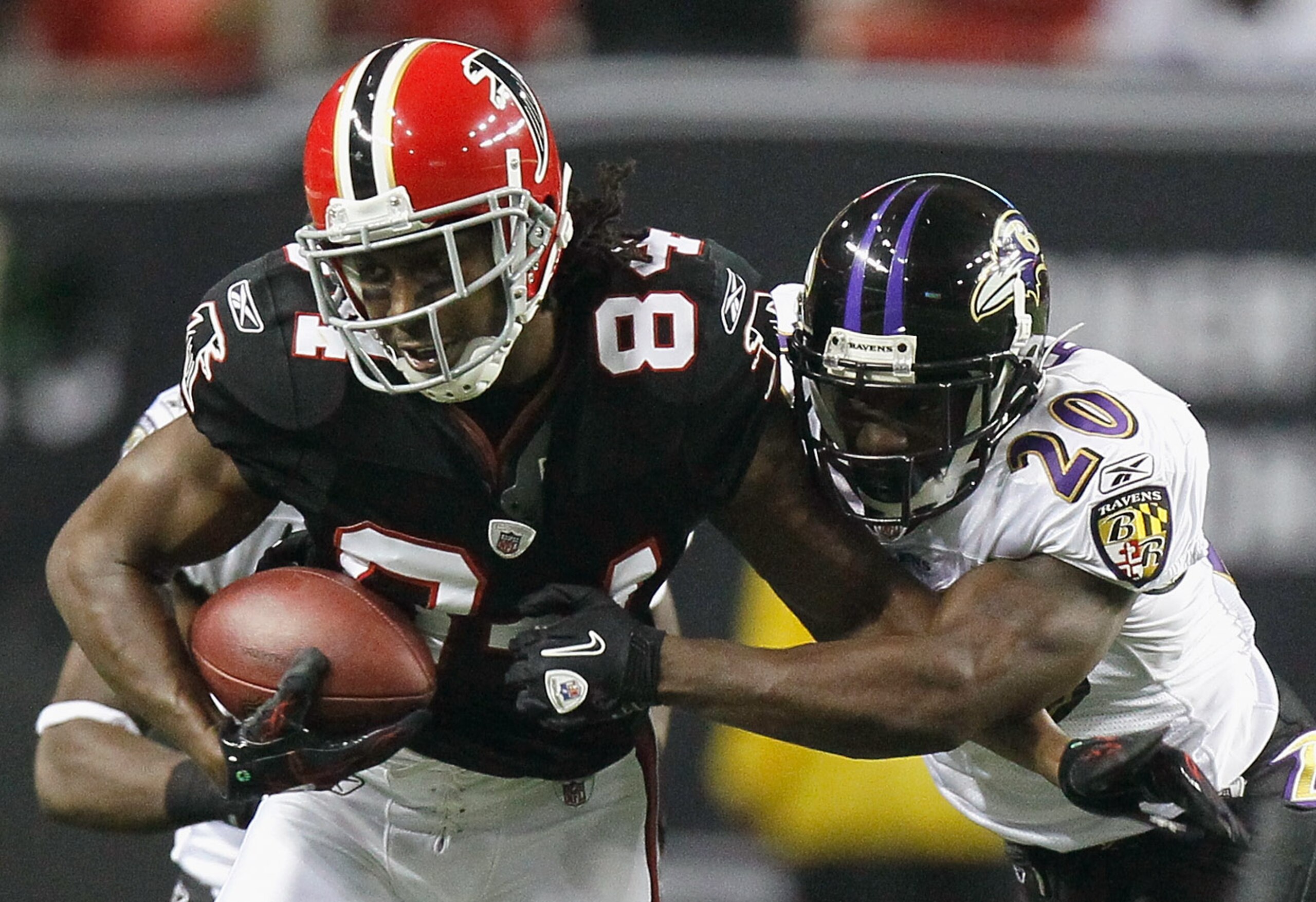 ATLANTA - NOVEMBER 11:  Roddy White #84 of the Atlanta Falcons pulls in this reception against Ed Reed #20 of the Baltimore Ravens at Georgia Dome on November 11, 2010 in Atlanta, Georgia.  (Photo by Kevin C. Cox/Getty Images)