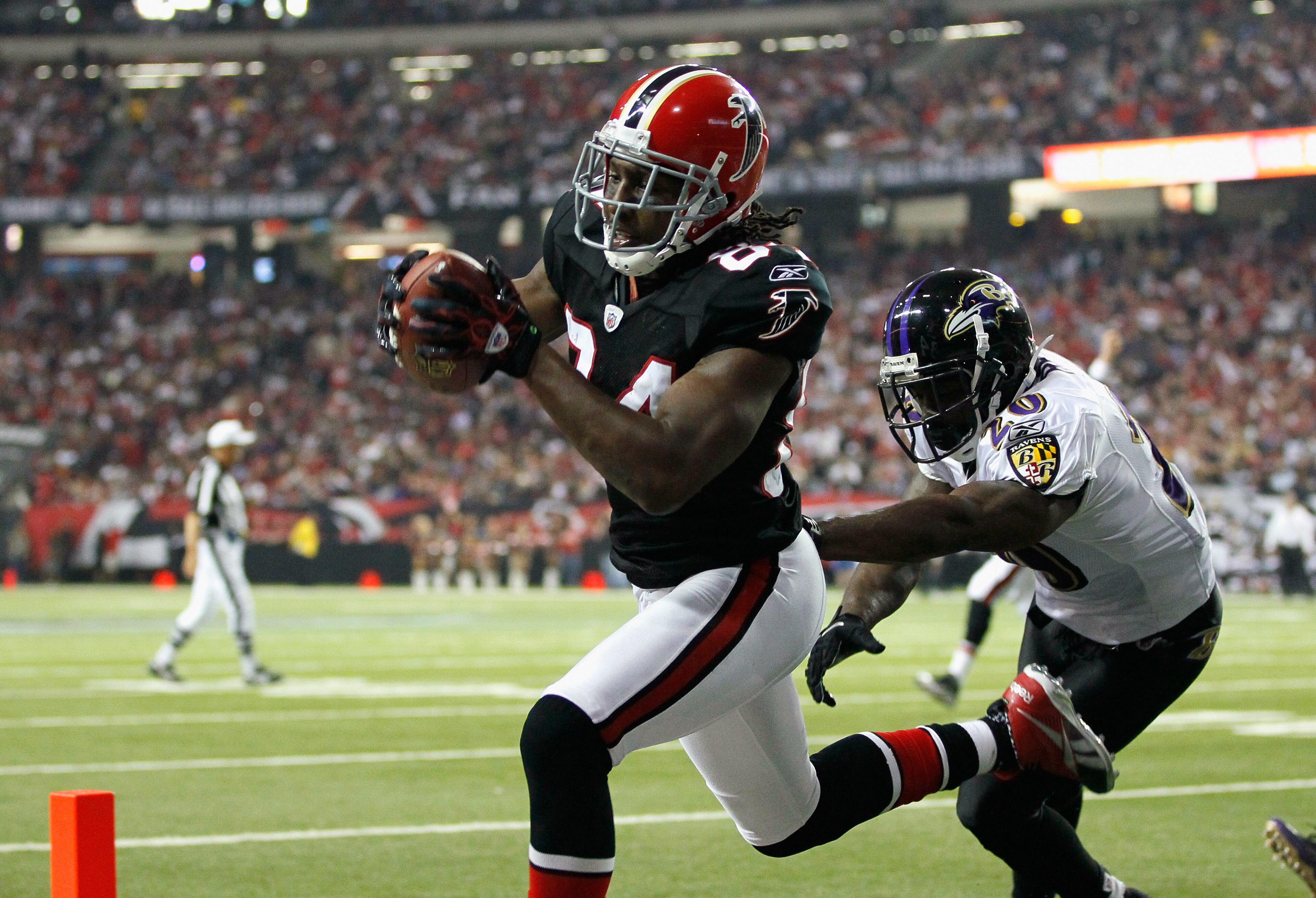 ATLANTA - NOVEMBER 11: Roddy White #84 of the Atlanta Falcons pulls in this touchdown reception against Ed Reed #20 of the Baltimore Ravens at Georgia Dome on November 11, 2010 in Atlanta, Georgia. (Photo by Kevin C. Cox/Getty Images) ATLANTA - NOVEMBER 11: Roddy White #84 of the Atlanta Falcons pulls in this touchdown reception against Ed Reed #20 of the Baltimore Ravens at Georgia Dome on November 11, 2010 in Atlanta, Georgia. (Photo by Kevin C. Cox/Getty Images)