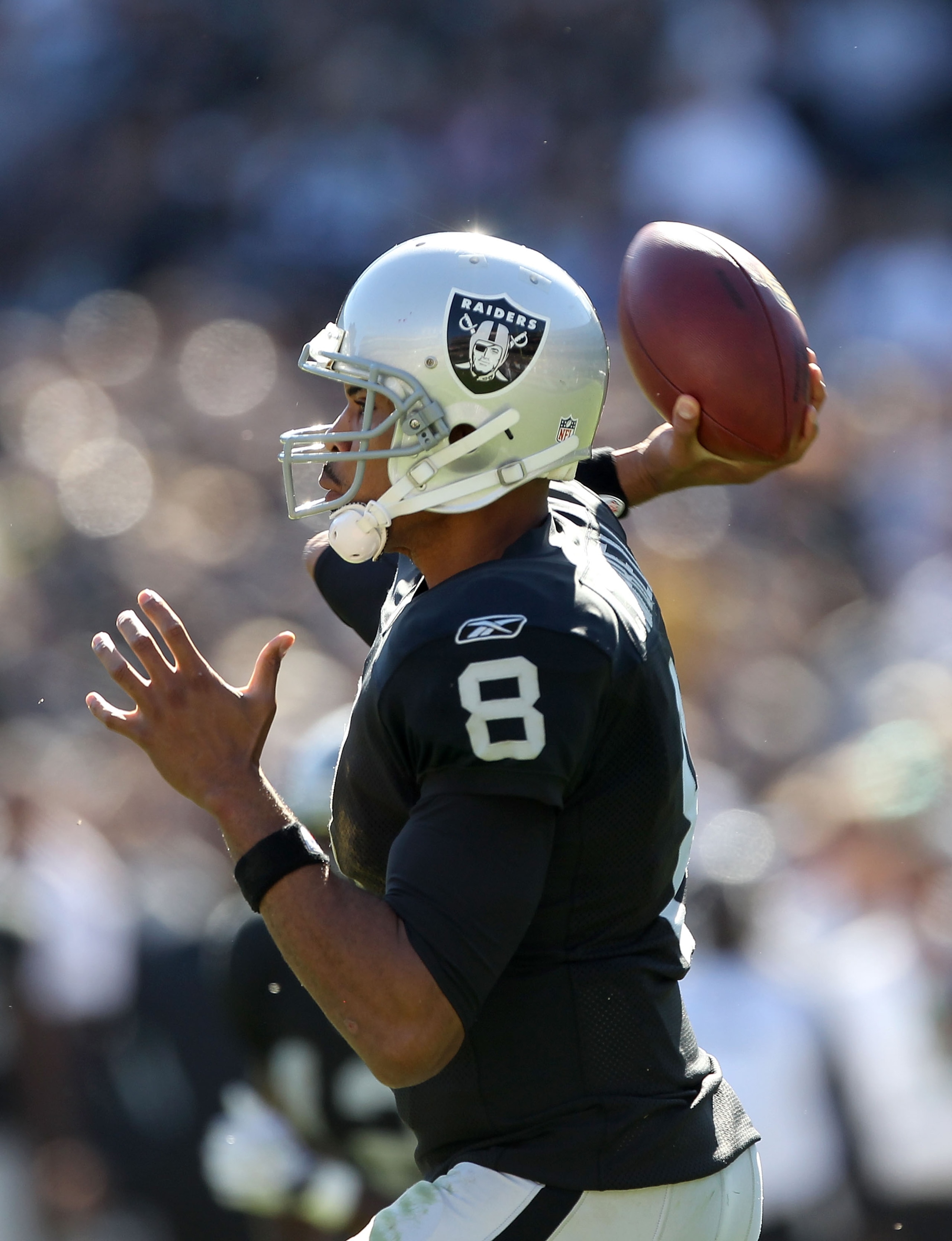 OAKLAND, CA - OCTOBER 31:  Jason Campbell #8 of the Oakland Raiders in action against the Seattle Seahawks at Oakland-Alameda County Coliseum on October 31, 2010 in Oakland, California.  (Photo by Ezra Shaw/Getty Images)