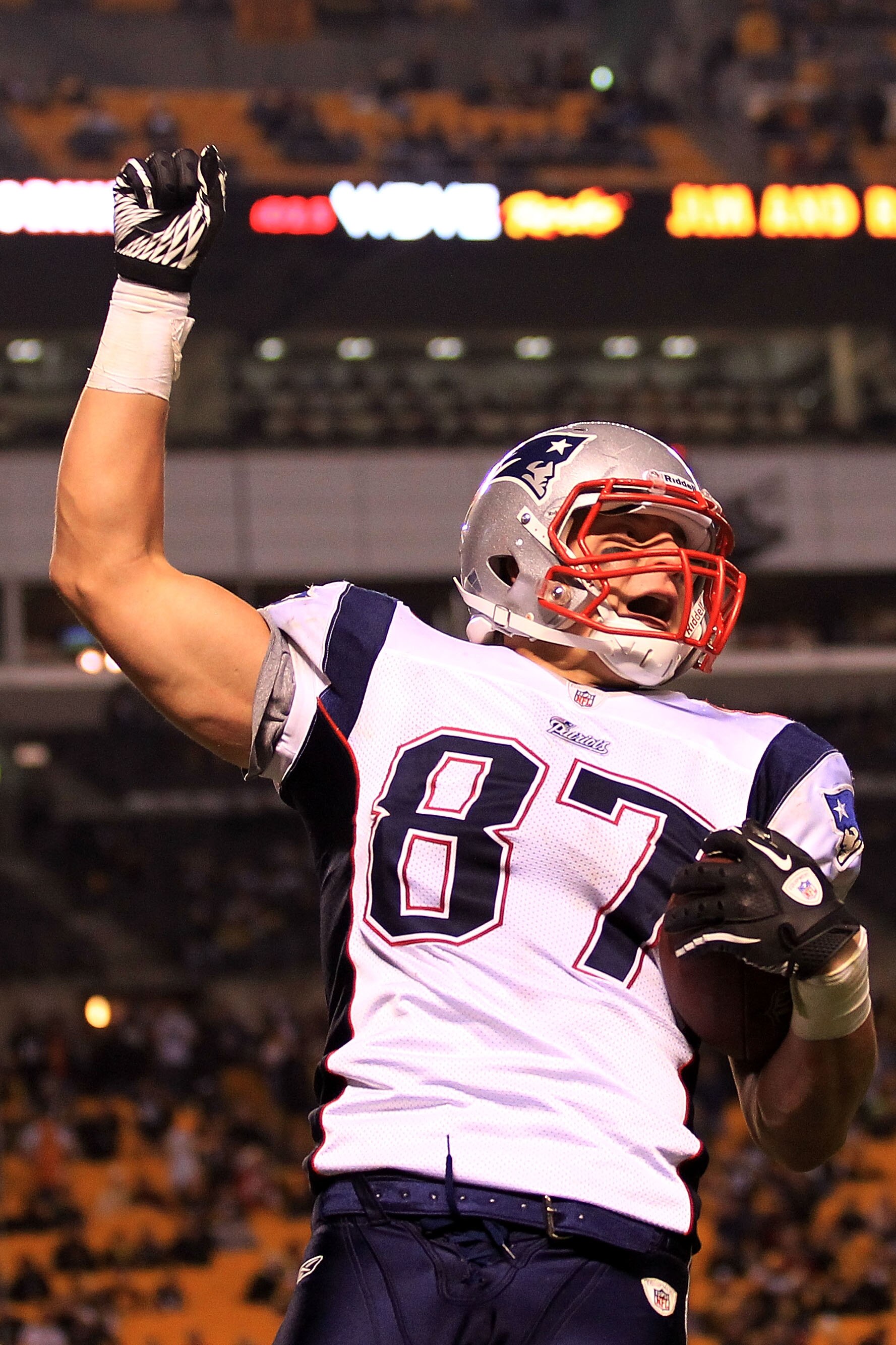 PITTSBURGH - NOVEMBER 14:  Rob Gronkowski #87 of the New England Patriots celebrates scoring a touchdown against the Pittsburgh Steelers on November 14, 2010 at Heinz Field in Pittsburgh, Pennsylvania.  (Photo by Chris McGrath/Getty Images)