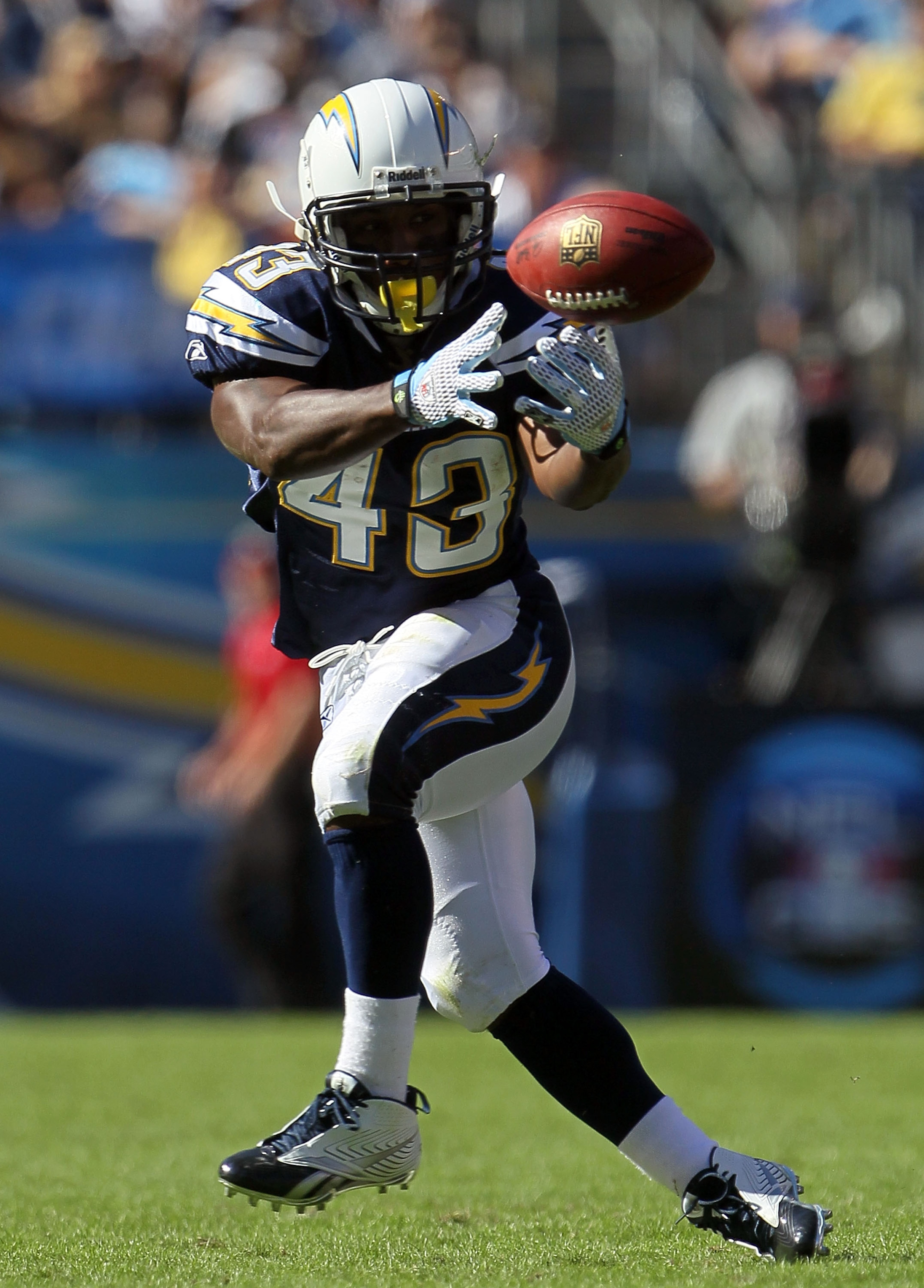 SAN DIEGO - OCTOBER 31: Darren Sproles #43 of the San Diego Chargers plays in the game against the Tennessee Titans at Qualcomm Stadium on October 31, 2010 in San Diego, California. The Chargers defeated the Titans 33-25. (Photo by Jeff Gross/Getty Imag SAN DIEGO - OCTOBER 31: Darren Sproles #43 of the San Diego Chargers plays in the game against the Tennessee Titans at Qualcomm Stadium on October 31, 2010 in San Diego, California. The Chargers defeated the Titans 33-25. (Photo by Jeff Gross/Getty Imag