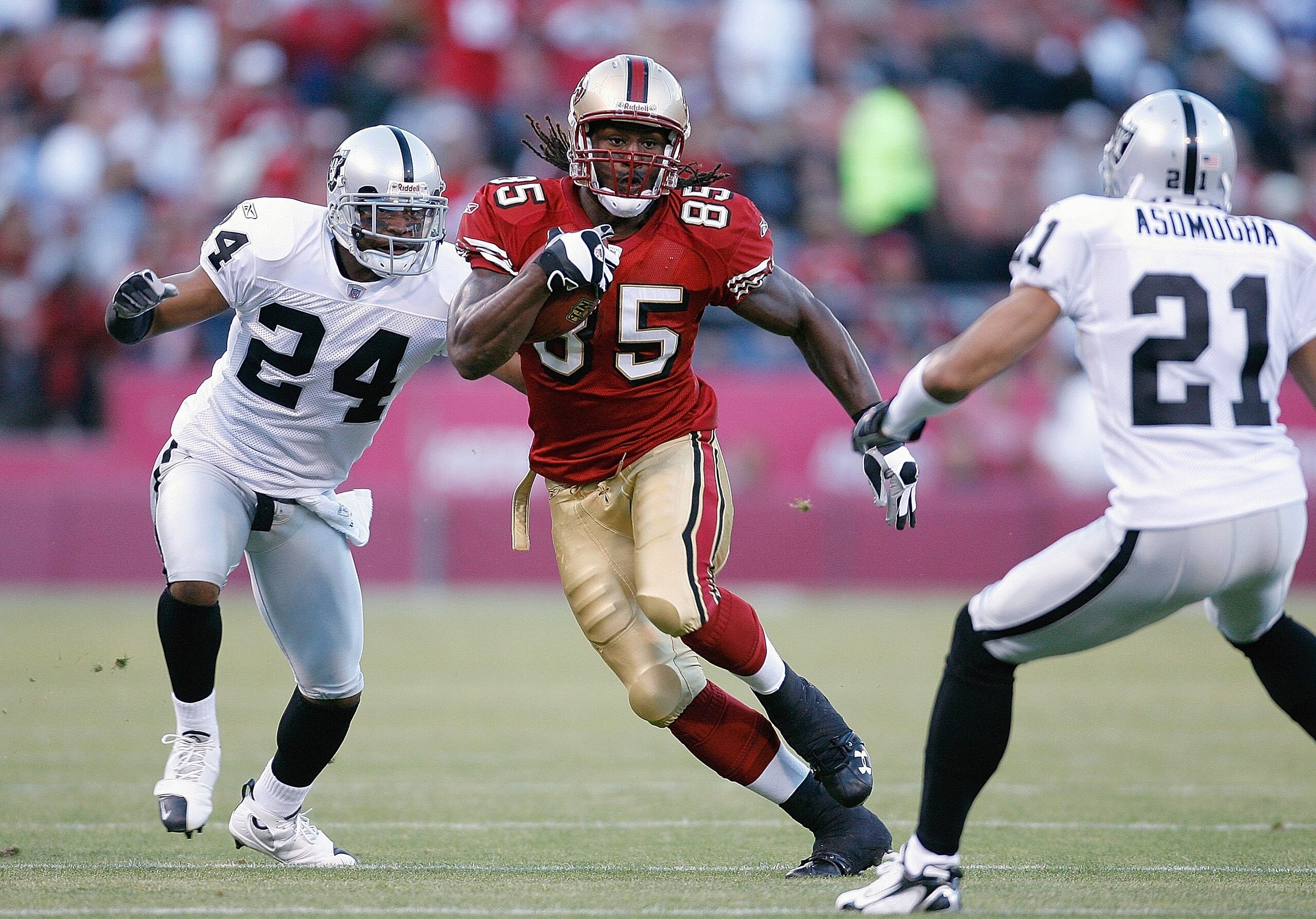 SAN FRANCISCO - AUGUST 18:  Tight end Vernon Davis #85 of the San Francisco 49ers looks for room during a preseason game against the Oakland Raiders on August 18, 2007 at Monster Park in San Francisco, California.  (Photo by Greg Trott/Getty Images)