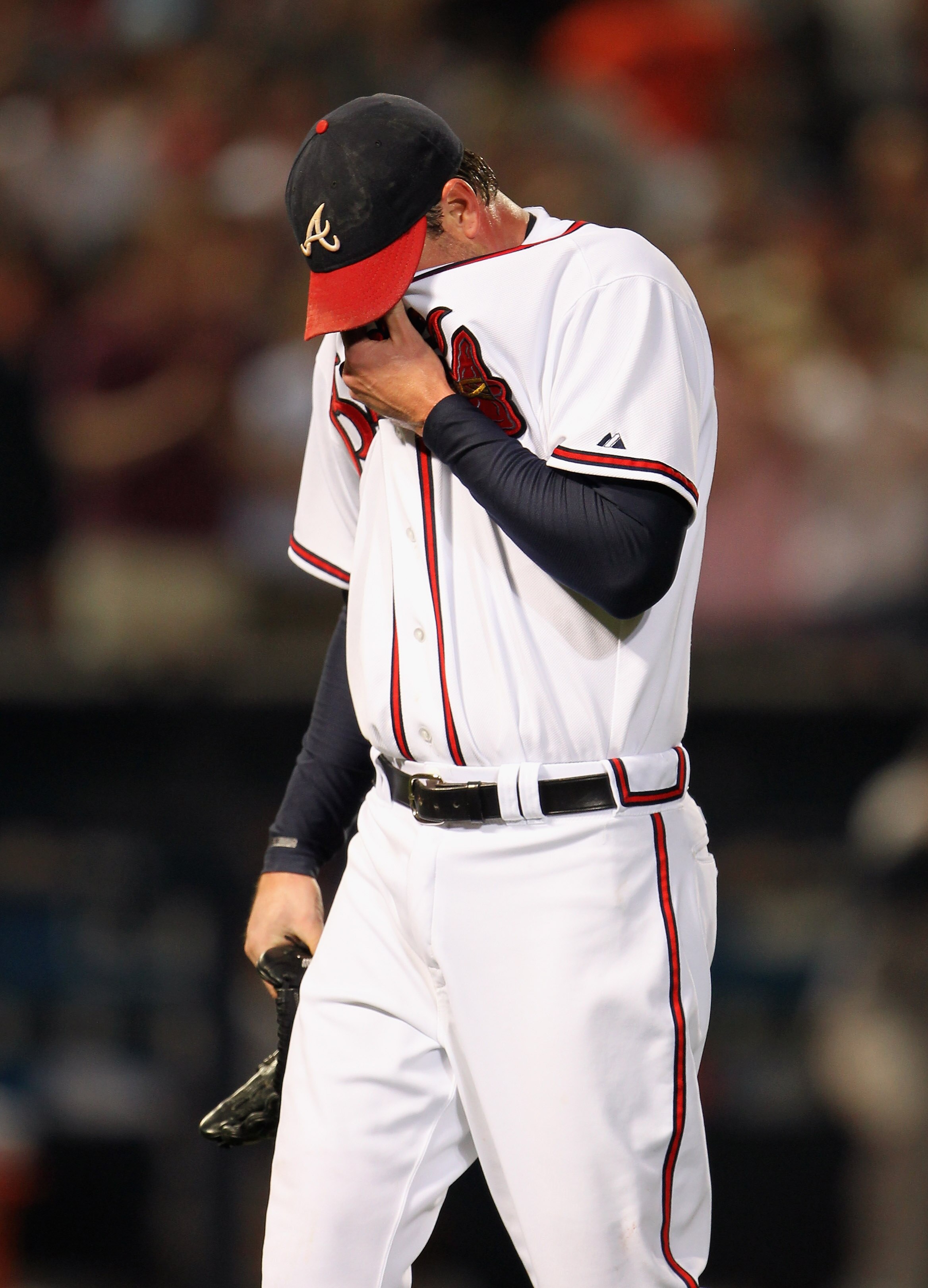 ATLANTA - OCTOBER 11:  Starting pitcher Derek Lowe #32 of the Atlanta Braves reacts after loading the bases as he is about to be pulled from the game during the 7th inning of Game Four of the NLDS of the 2010 MLB Playoffs against the San Francisco Giants
