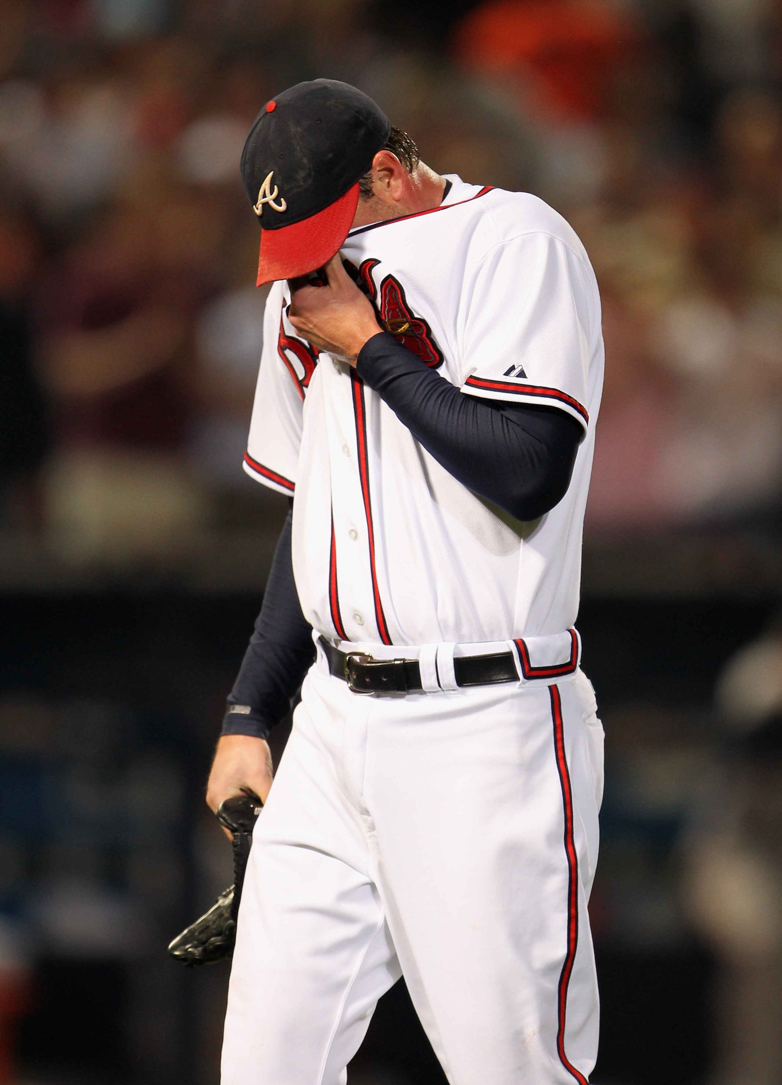 ATLANTA - OCTOBER 11:  Starting pitcher Derek Lowe #32 of the Atlanta Braves reacts after loading the bases as he is about to be pulled from the game during the 7th inning of Game Four of the NLDS of the 2010 MLB Playoffs against the San Francisco Giants
