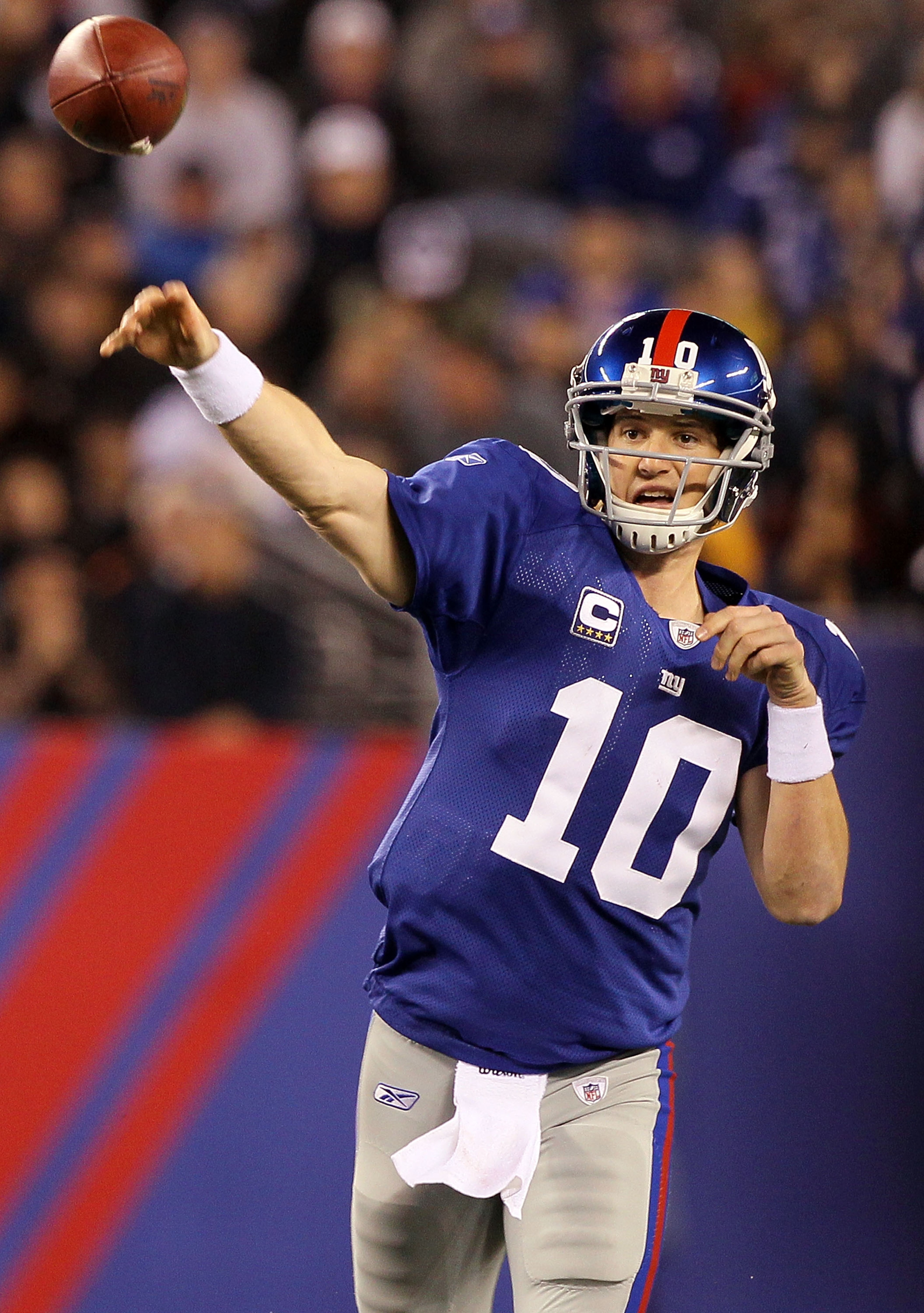 EAST RUTHERFORD, NJ - NOVEMBER 14:  Eli Manning #10 of the New York Giants throws a pass against the Dallas Cowboys on November 14, 2010 at the New Meadowlands Stadium in East Rutherford, New Jersey.  (Photo by Jim McIsaac/Getty Images)