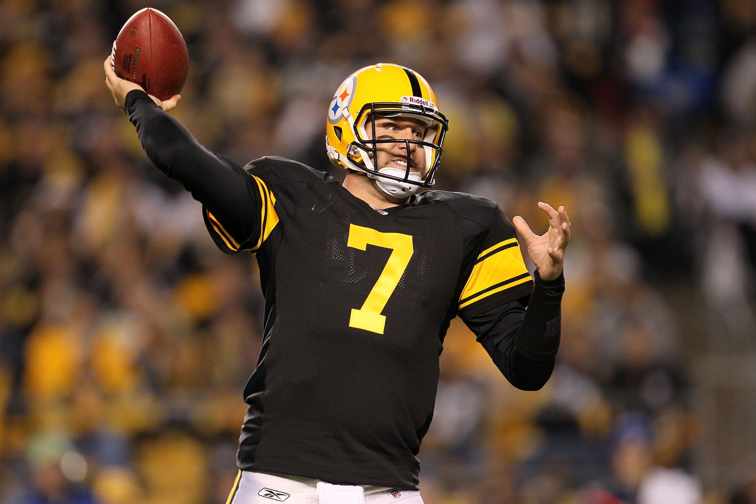 PITTSBURGH - NOVEMBER 14:  Ben Roethlisberger #7 of the Pittsburgh Steelers throws a pass against the New England Patriots on November 14, 2010 at Heinz Field in Pittsburgh, Pennsylvania.  (Photo by Chris McGrath/Getty Images)