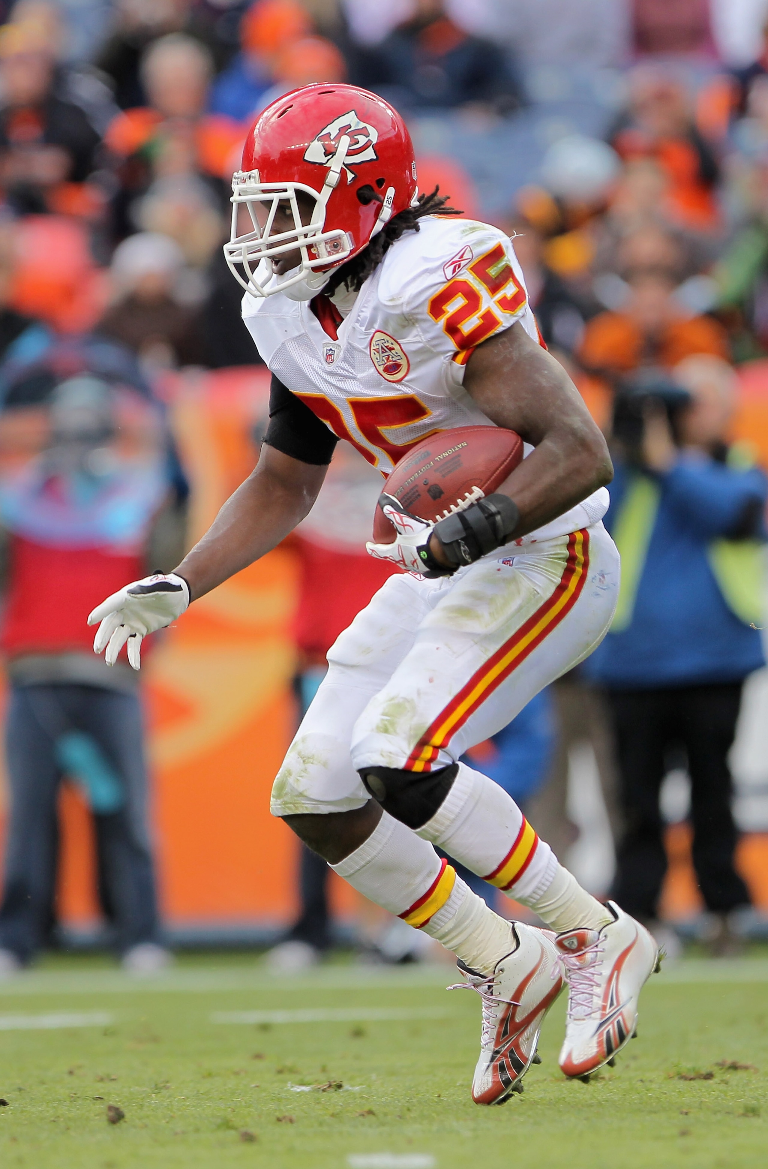 DENVER - NOVEMBER 14: Running back Jamaal Charles #25 of the Kansas City Chiefs rushes against the Denver Broncos at INVESCO Field at Mile High on November 14, 2010 in Denver, Colorado. The Broncos defeated the Chiefs 49-29. (Photo by Doug Pensinger/Get DENVER - NOVEMBER 14: Running back Jamaal Charles #25 of the Kansas City Chiefs rushes against the Denver Broncos at INVESCO Field at Mile High on November 14, 2010 in Denver, Colorado. The Broncos defeated the Chiefs 49-29. (Photo by Doug Pensinger/Get