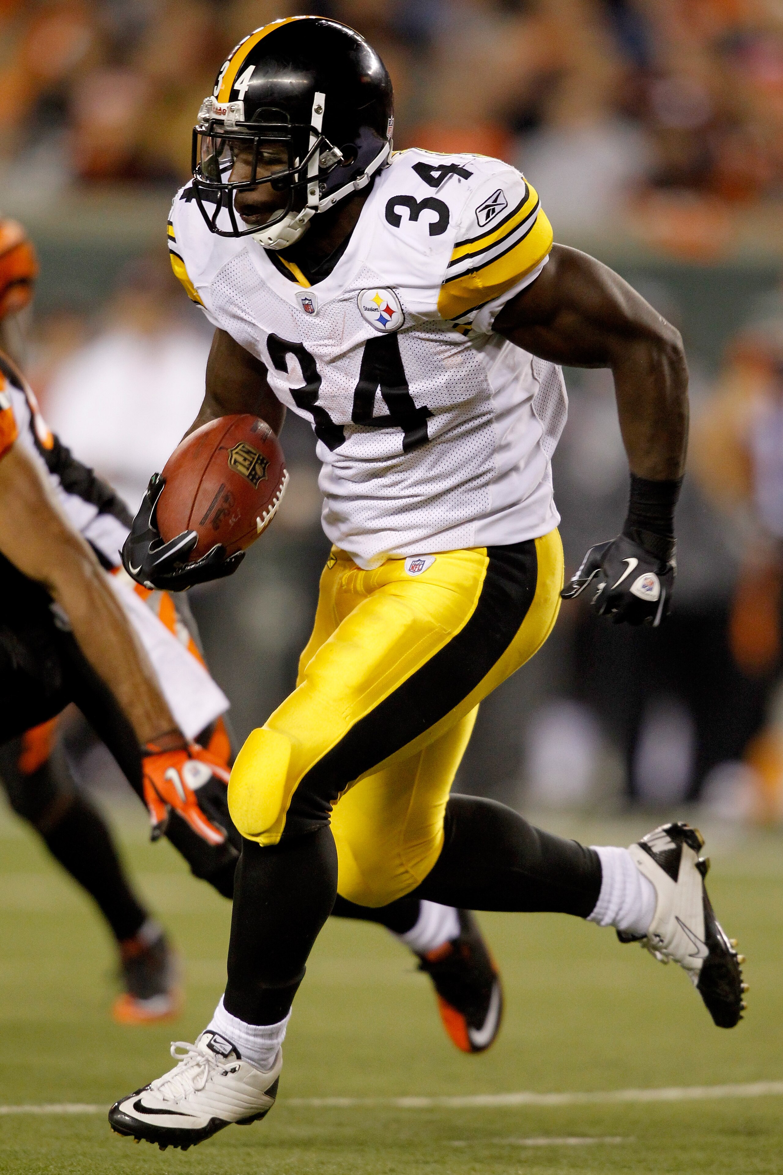 CINCINNATI - NOVEMBER 08:  Rashard Mendenhall #34 of the Pittsburgh Steelers carries the ball against the Cincinnati Bengals at Paul Brown Stadium on November 8, 2010 in Cincinnati, Ohio.  The Steelers defeated the Bengals 27-21. (Photo by Matthew Stockma
