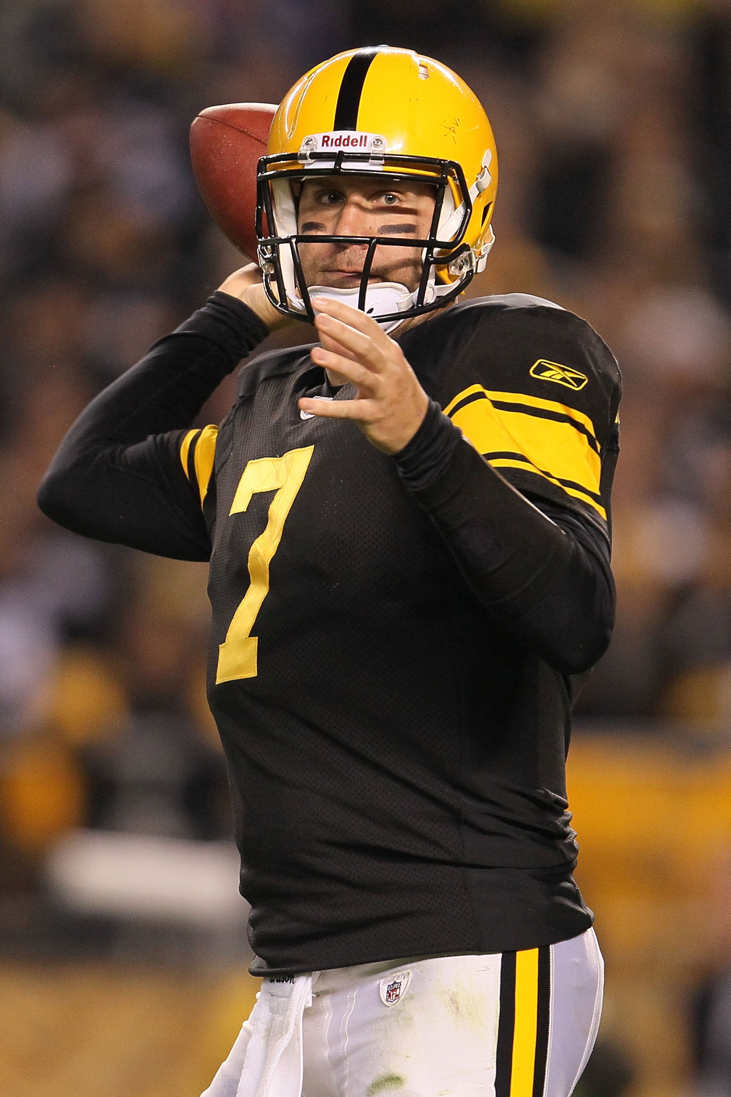 PITTSBURGH - NOVEMBER 14:  Ben Roethlisberger #7 of the Pittsburgh Steelers throws a pass against the New England Patriots on November 14, 2010 at Heinz Field in Pittsburgh, Pennsylvania.  (Photo by Chris McGrath/Getty Images)