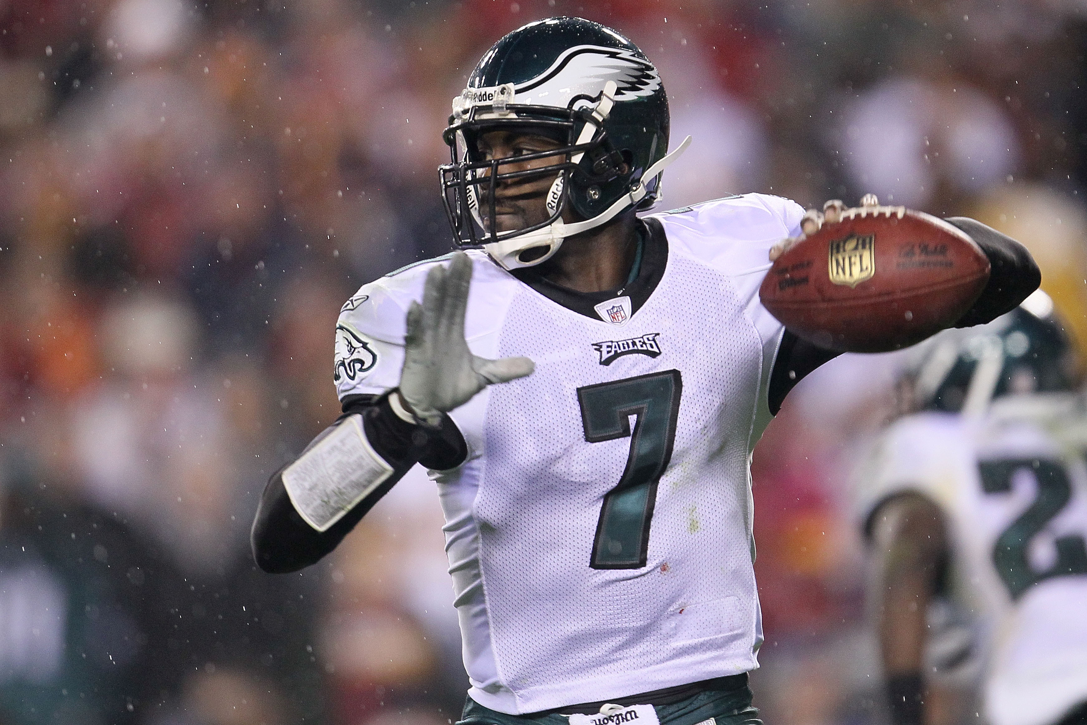 LANDOVER, MD - NOVEMBER 15:  Michael Vick #7 of the Philadelphia Eagles throws a pass against the Washington Redskins on November 15, 2010 at FedExField in Landover, Maryland.  (Photo by Chris McGrath/Getty Images)