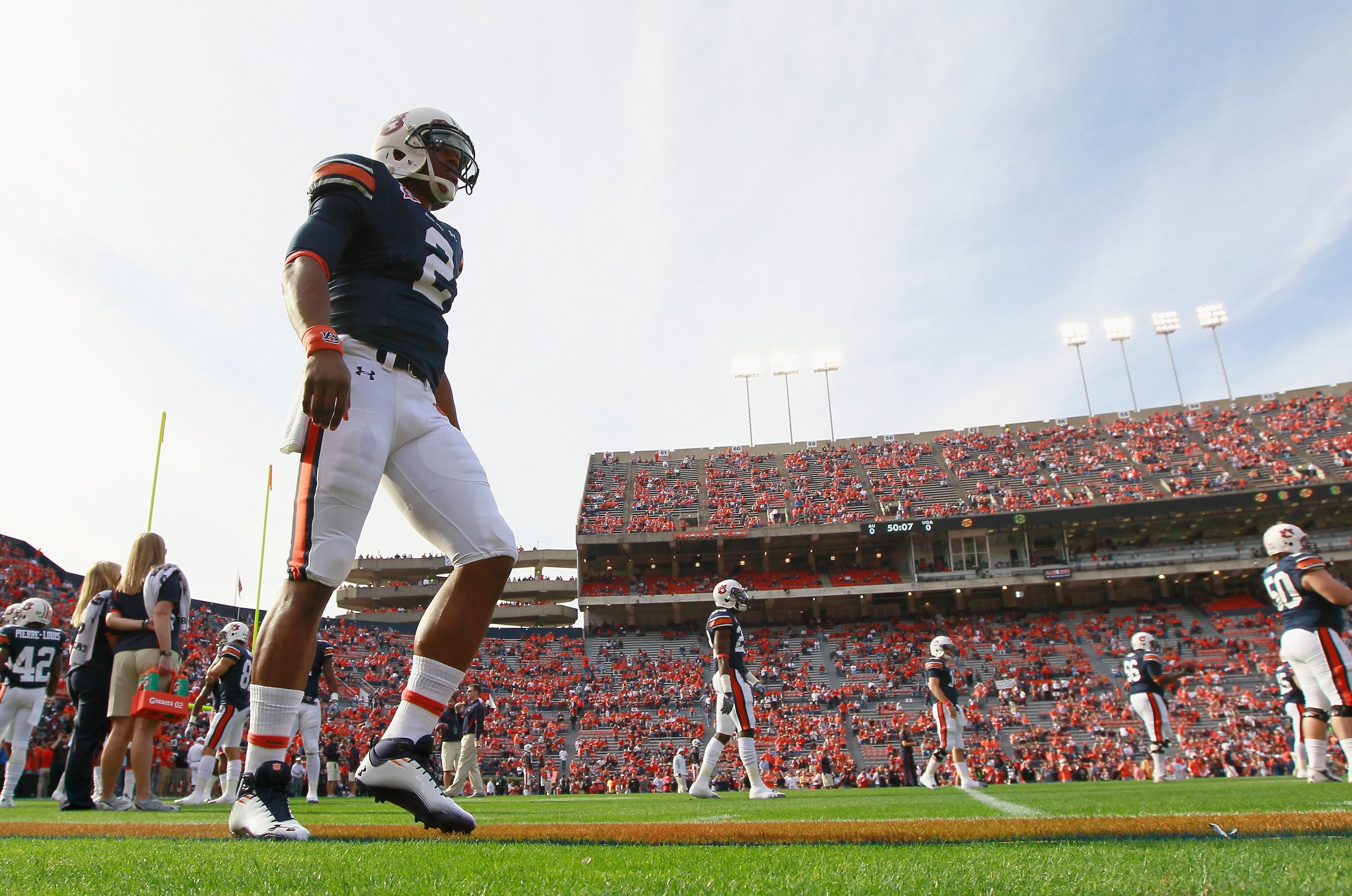 AUBURN, AL - NOVEMBER 13:  Quarterback Cameron Newton #2 of the Auburn Tigers warms up during pregame before facing the Georgia Bulldogs at Jordan-Hare Stadium on November 13, 2010 in Auburn, Alabama.  (Photo by Kevin C. Cox/Getty Images)
