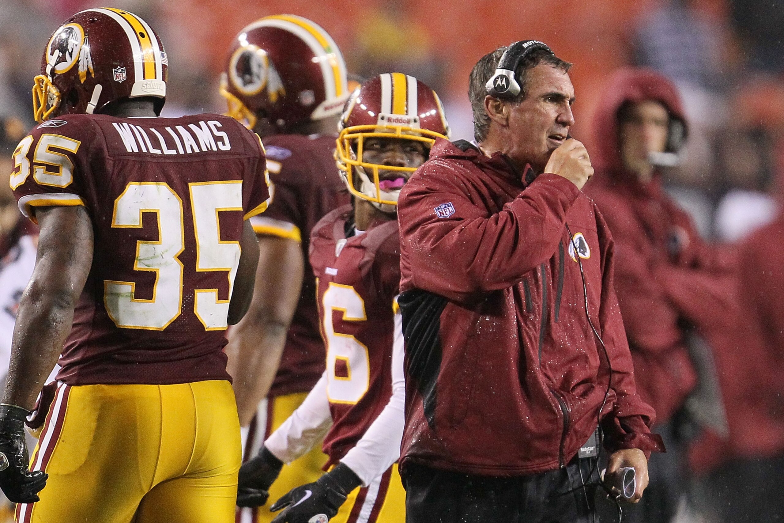 LANDOVER, MD - NOVEMBER 15:  Head coach Mike Shanahan of the Washington Redskins gives instructions against the Philadelphia Eagles on November 15, 2010 at FedExField in Landover, Maryland.  (Photo by Chris McGrath/Getty Images)