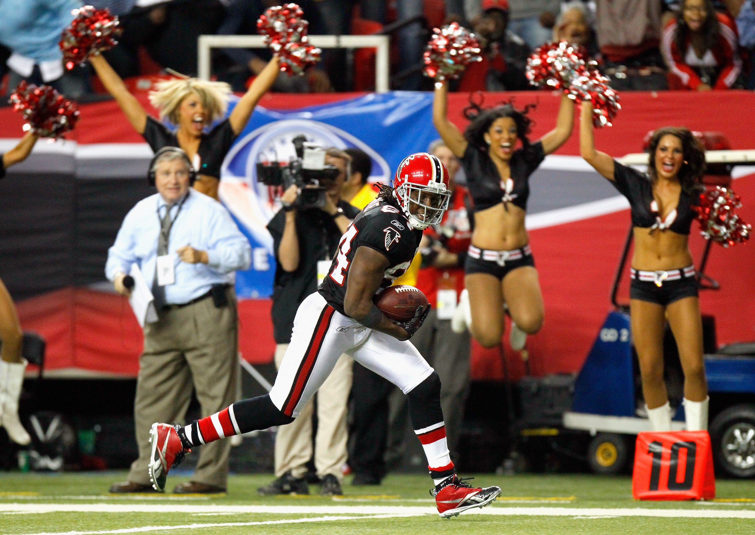 ATLANTA - NOVEMBER 11:  Roddy White #84 of the Atlanta Falcons runs in the go-ahead touchdown reception in the final seconds against the Baltimore Ravens at Georgia Dome on November 11, 2010 in Atlanta, Georgia.  (Photo by Kevin C. Cox/Getty Images)