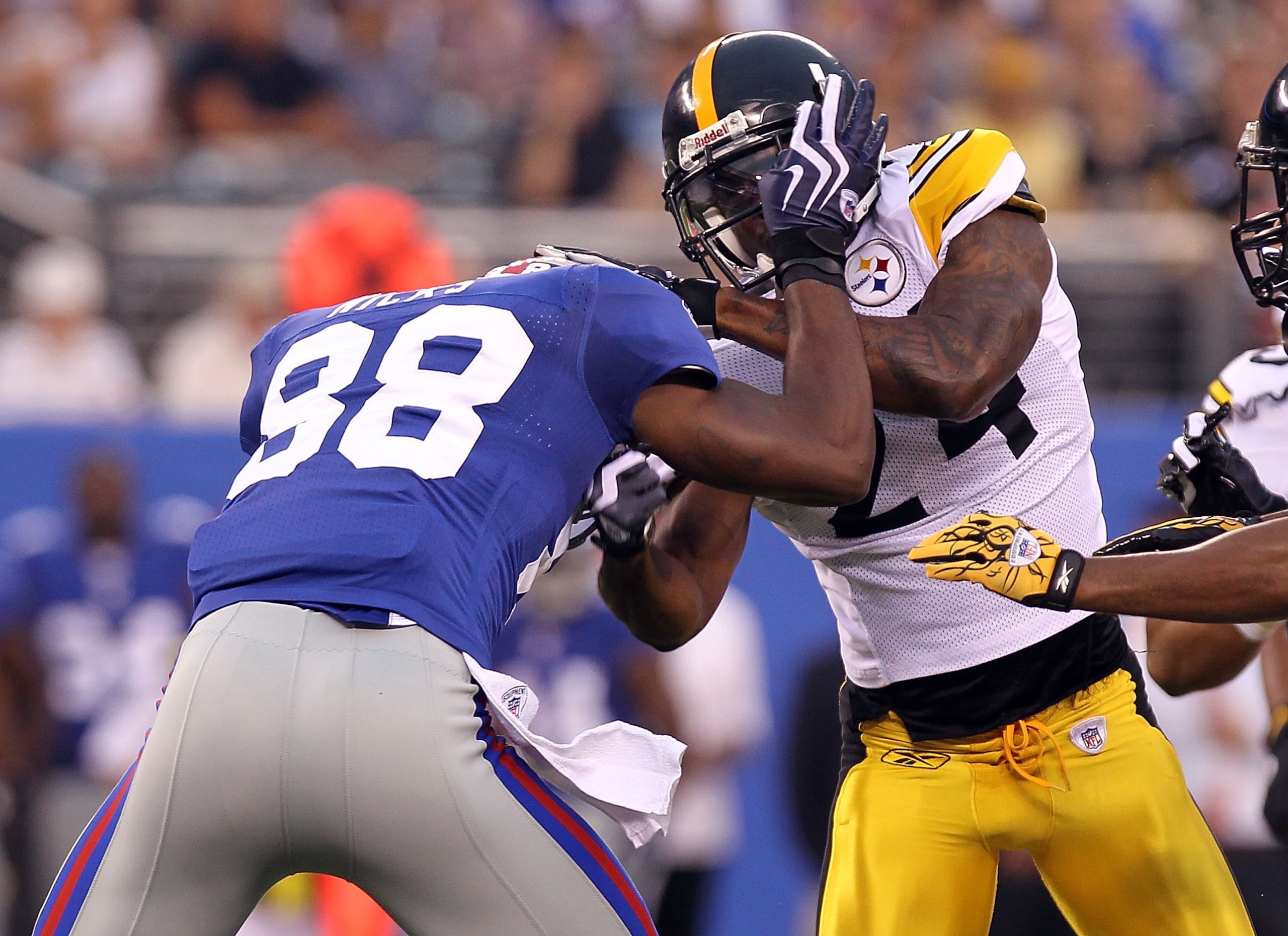 EAST RUTHERFORD, NJ - AUGUST 21: Hakeem Nicks #88 of the New York Giants fights with Ike Taylor #24 of the Pittsburgh Steelers resulting in them both being ejected from the game during their preseason game at New Meadowlands Stadium on August 21, 2010 in 