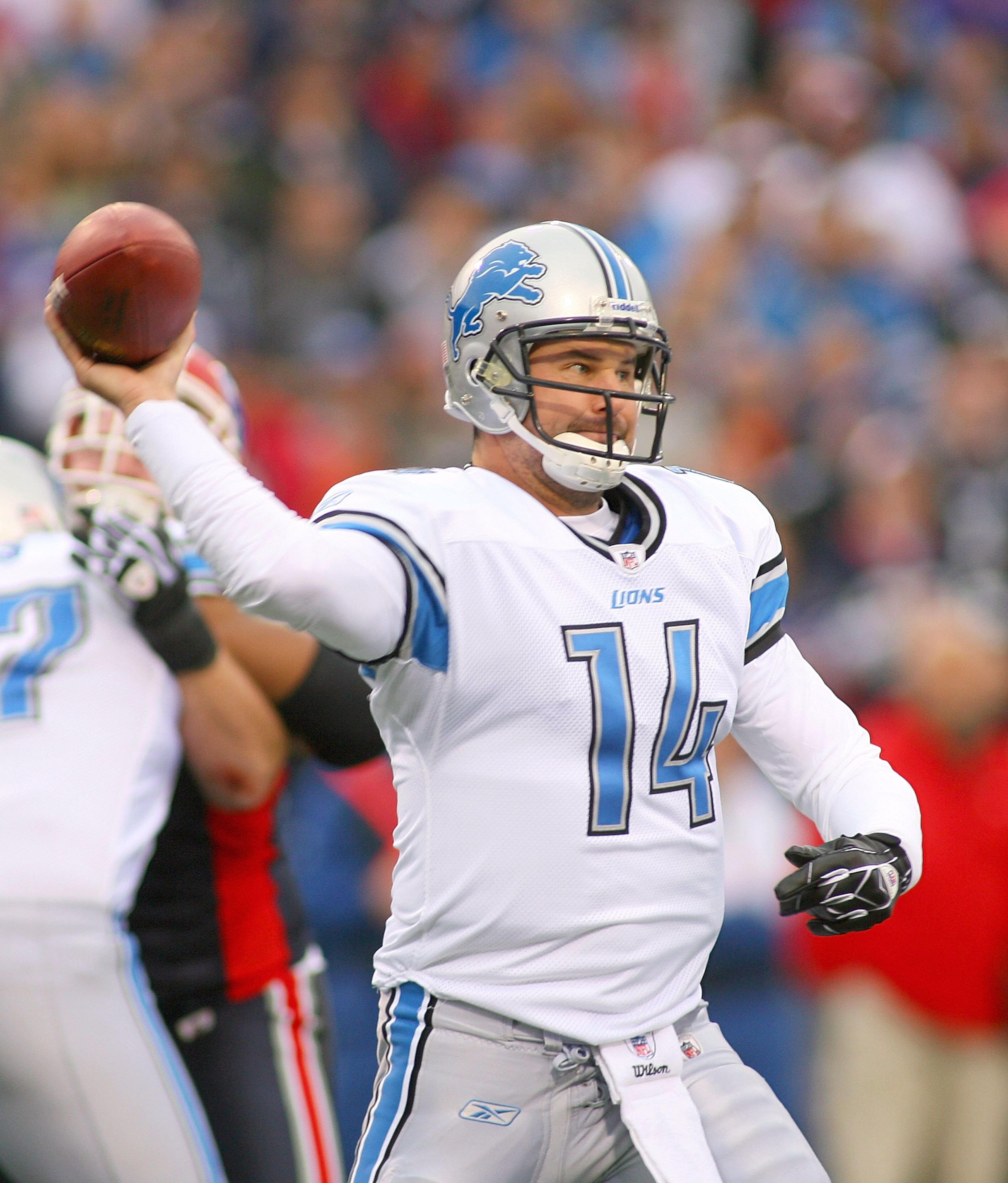 ORCHARD PARK, NY - NOVEMBER 14: Shaun Hill #14 of the Detroit Lions throws a pass against the Buffalo Bills  at Ralph Wilson Stadium on November 14, 2010 in Orchard Park, New York.  (Photo by Rick Stewart/Getty Images)