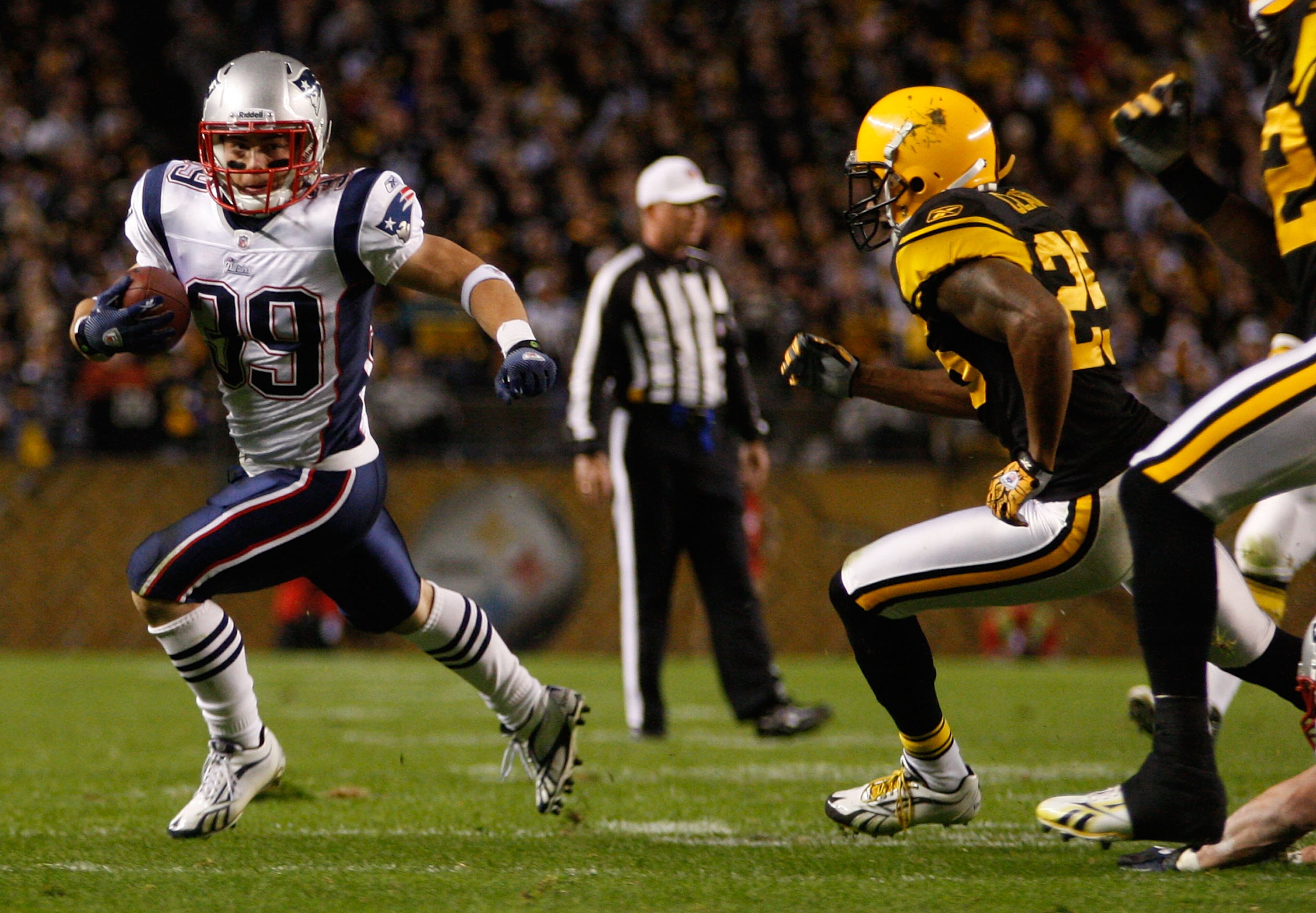 PITTSBURGH - NOVEMBER 14:  Danny Woodhead #39 of the New England Patriots runs by the Pittsburgh Steelers defense during the game on November 14, 2010 at Heinz Field in Pittsburgh, Pennsylvania.  (Photo by Jared Wickerham/Getty Images)