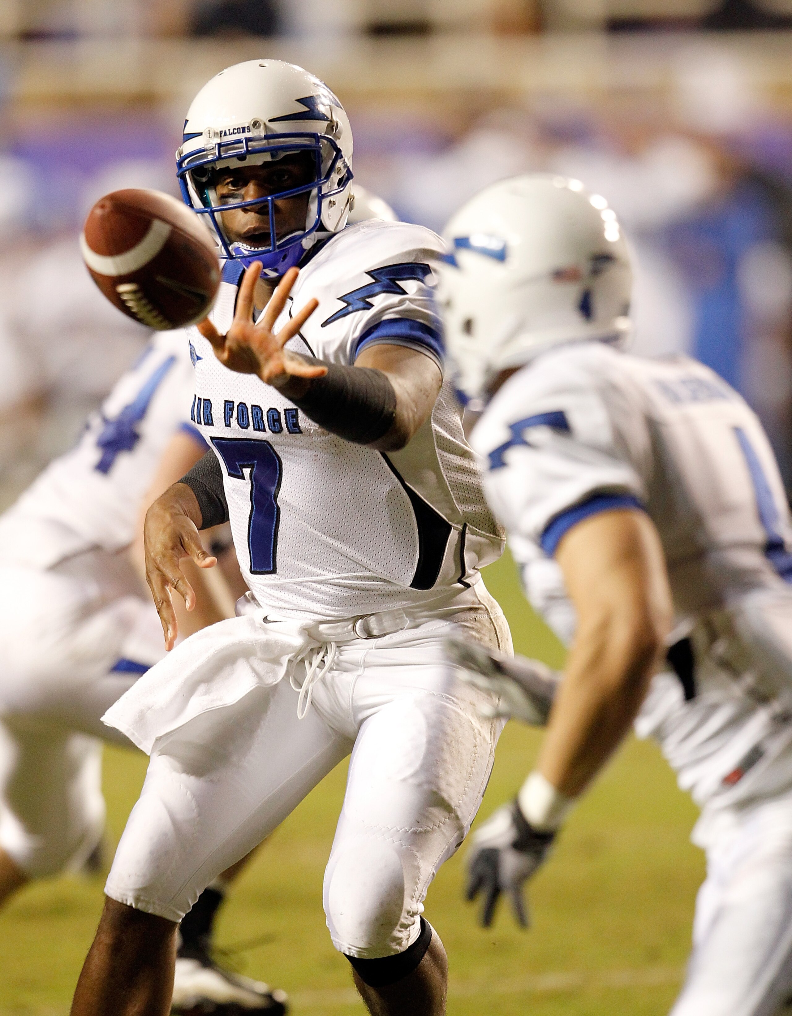 FORT WORTH, TX - OCTOBER 23:  Quarterback Tim Jefferson Jr. #7 of the Air Force Falcons pitches the ball to a receiver against the TCU Horned Frogs at Amon G. Carter Stadium on October 23, 2010 in Fort Worth, Texas.  (Photo by Tom Pennington/Getty Images)