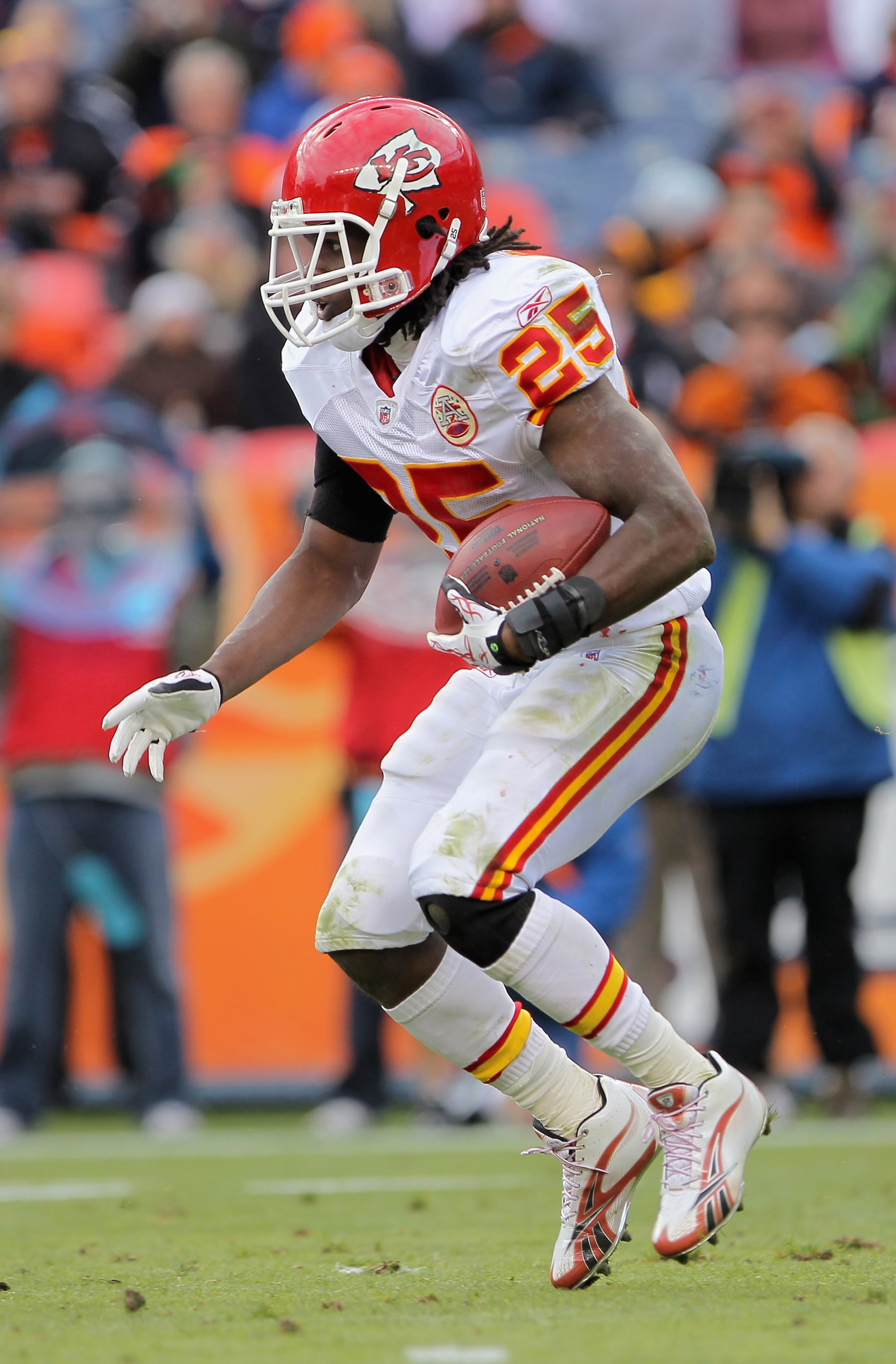 DENVER - NOVEMBER 14:  Running back Jamaal Charles #25 of the Kansas City Chiefs rushes against the Denver Broncos at INVESCO Field at Mile High on November 14, 2010 in Denver, Colorado. The Broncos defeated the Chiefs 49-29.  (Photo by Doug Pensinger/Get