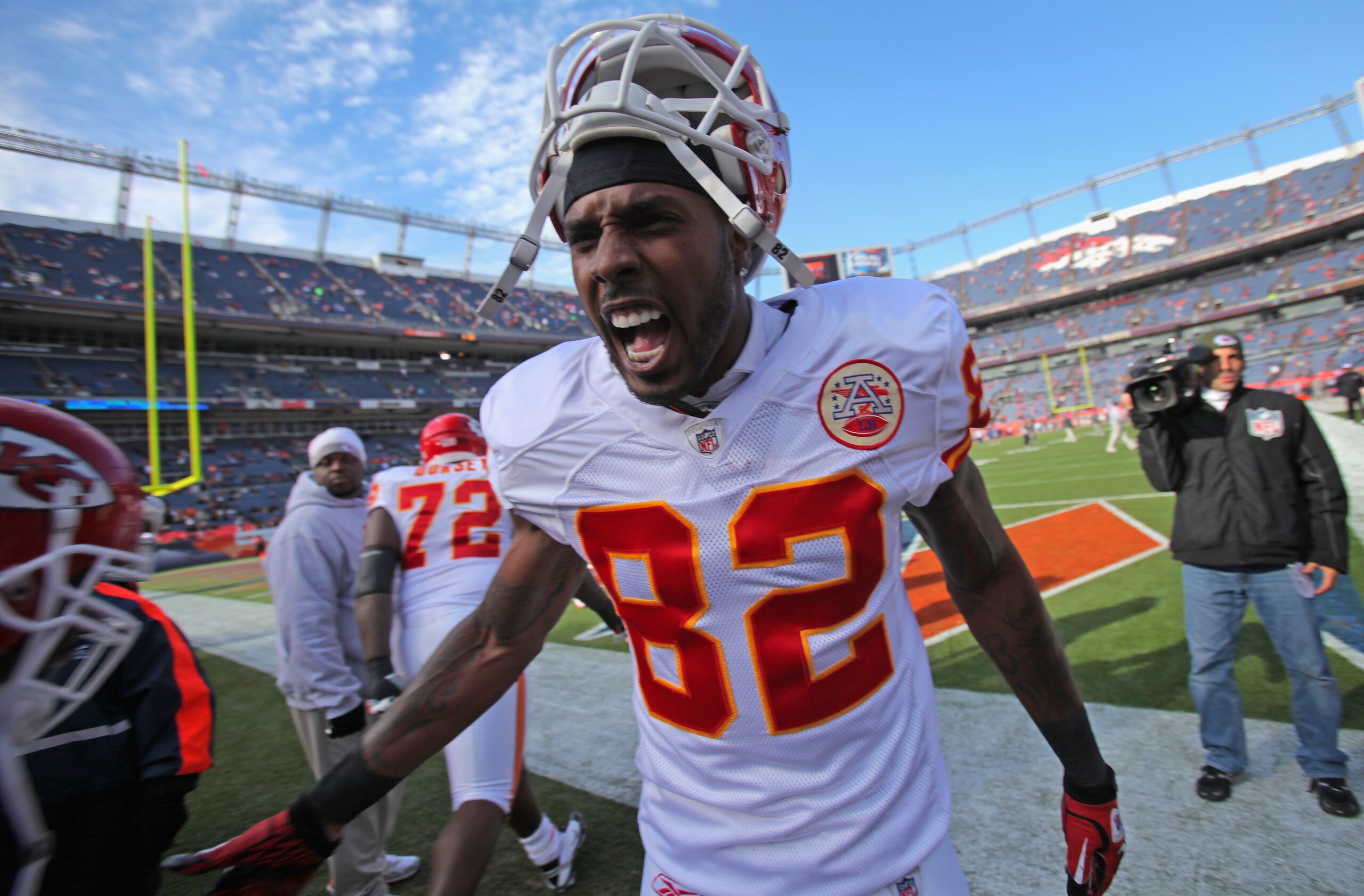 DENVER - NOVEMBER 14:  Dwayne Bowe #82 of the Kansas City Chiefs welcomes his teammates onto the field for warm ups as they face the Denver Broncos at INVESCO Field at Mile High on November 14, 2010 in Denver, Colorado.  (Photo by Doug Pensinger/Getty Ima