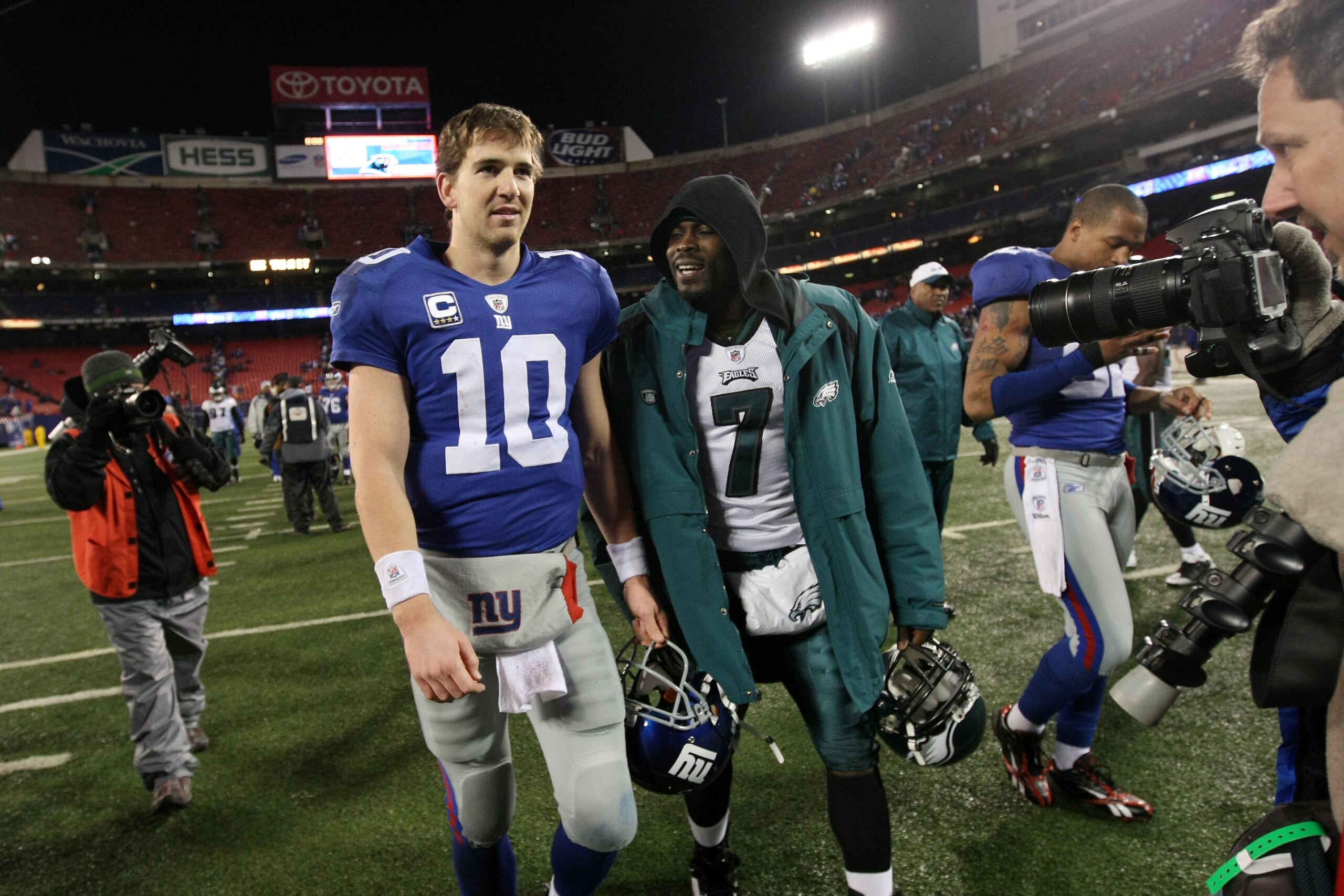 EAST RUTHERFORD, NJ - DECEMBER 13:  Eli Manning #10 of the New York Giants walks off the field with Michael Vick #7 of the Philadelphia Eagles at Giants Stadium on December 13, 2009 in East Rutherford, New Jersey.  (Photo by Nick Laham/Getty Images)