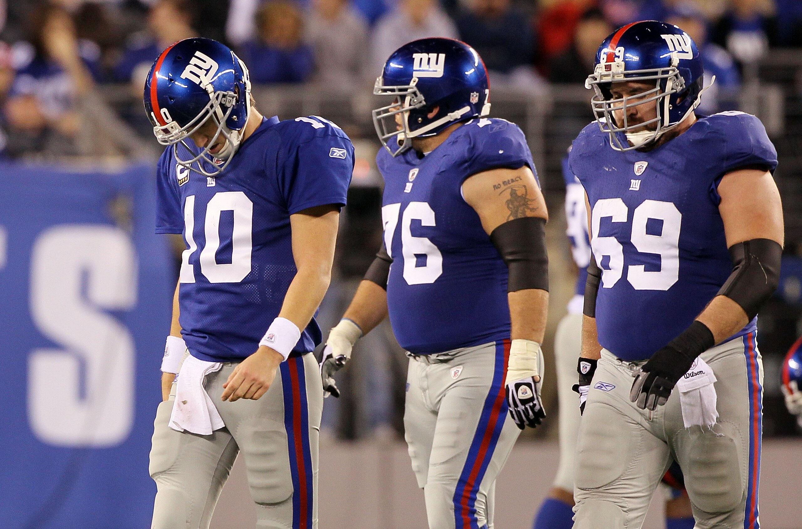 EAST RUTHERFORD, NJ - NOVEMBER 14:  Chris Snee #76, Eli Manning #10, and Rich Seubert #69 of the New York Giants walk off the field after losing the ball on a fumble in the fourth quarter against of the Dallas Cowboys on November 14, 2010 at the New Meado