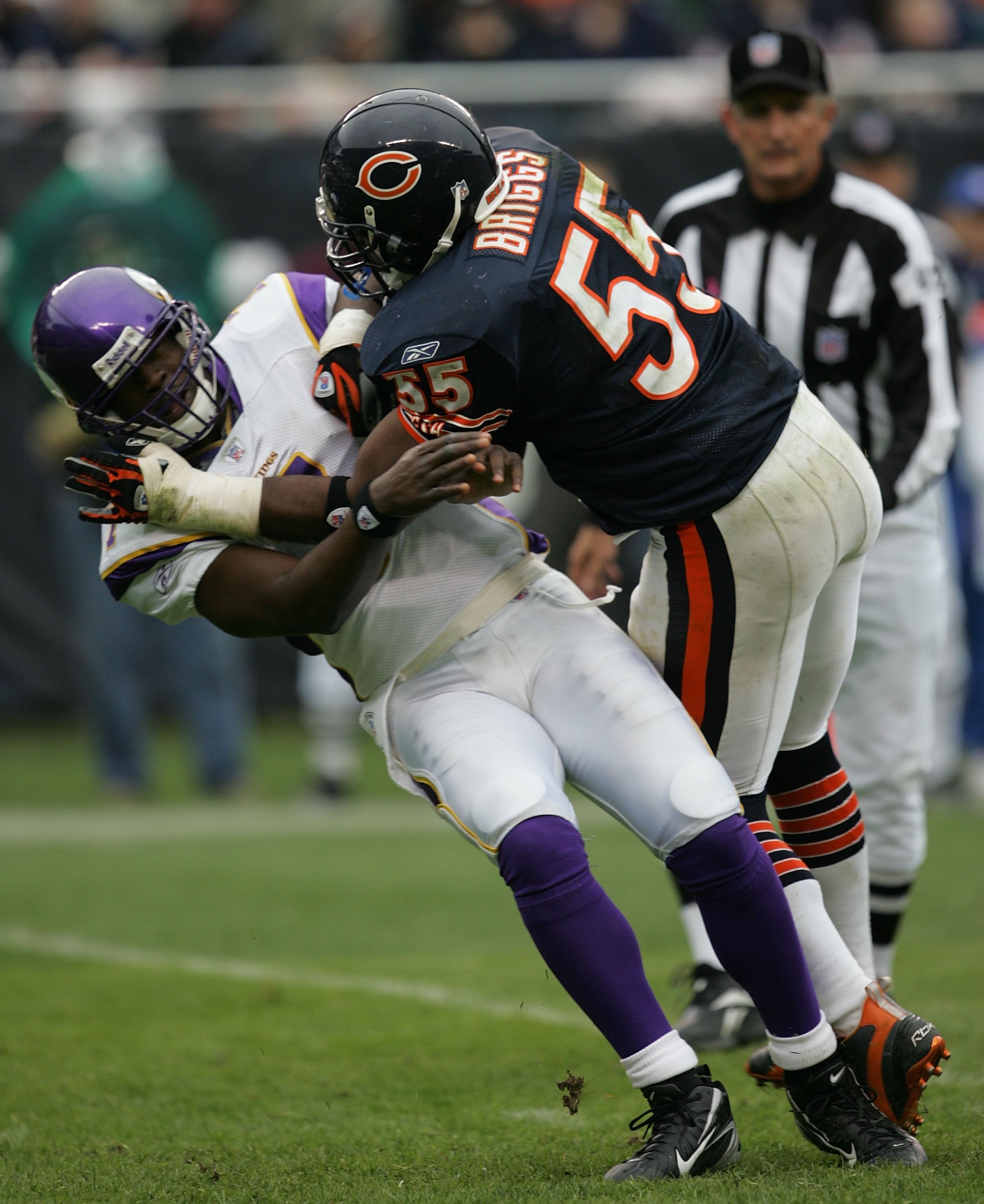 CHICAGO - OCTOBER 14: Lance Briggs #55 of the Chicago Bears hits Tavaris Jackson #7 of the Minnesota Vikings on October 14, 2007 at Soldier Field in Chicago, Illinois. The Vikings defeated the Bears 34-31. (Photo by Jonathan Daniel/Getty Images)