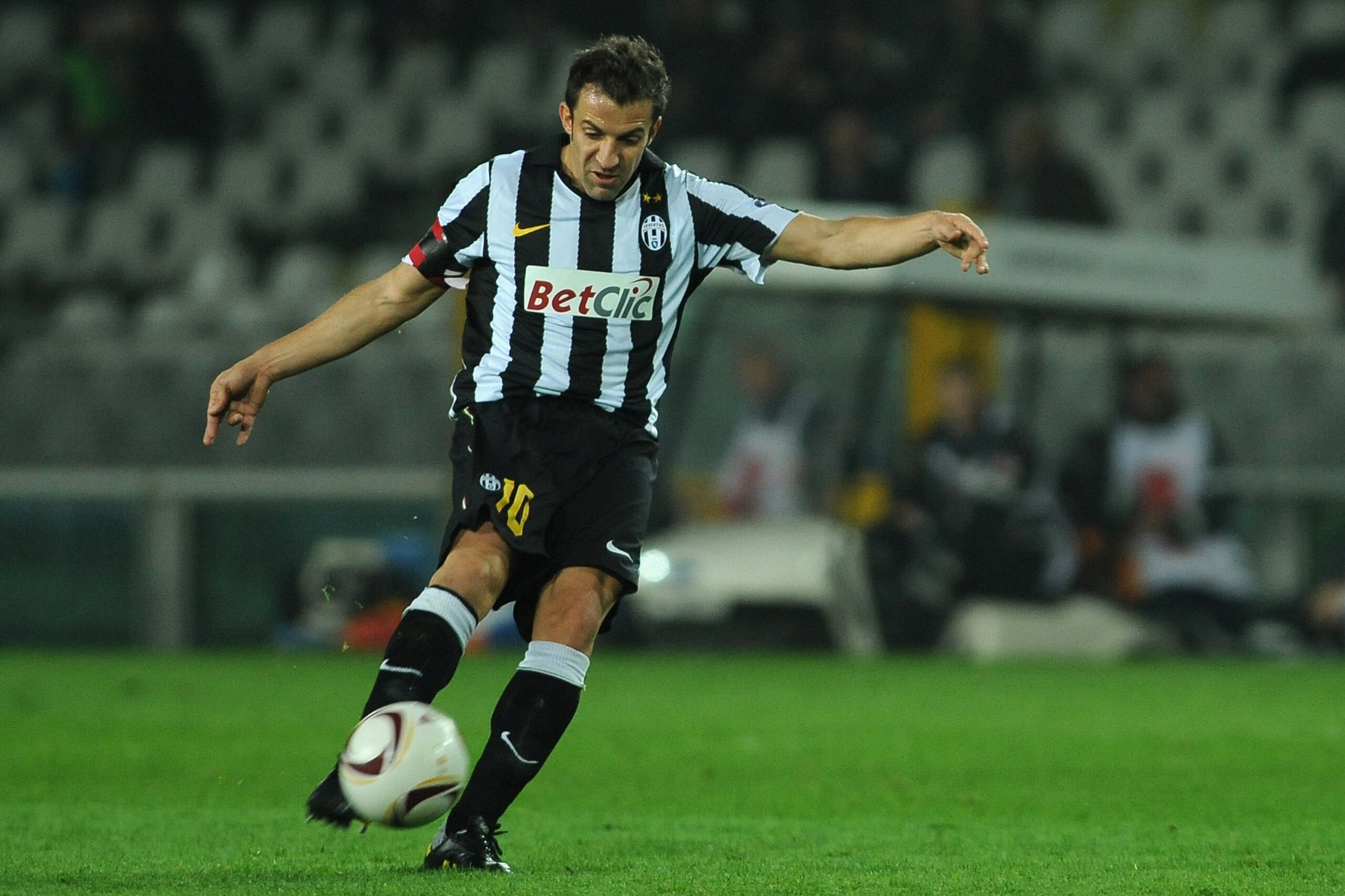 TURIN, ITALY - NOVEMBER 04:  Alessandro Del Piero of Juventus FC shoots during the Uefa Europa League group A match between Juventus FC and FC Red Bull Salzburg at Stadio Olimpico di Torino on November 4, 2010 in Turin, Italy.  (Photo by Valerio Pennicino