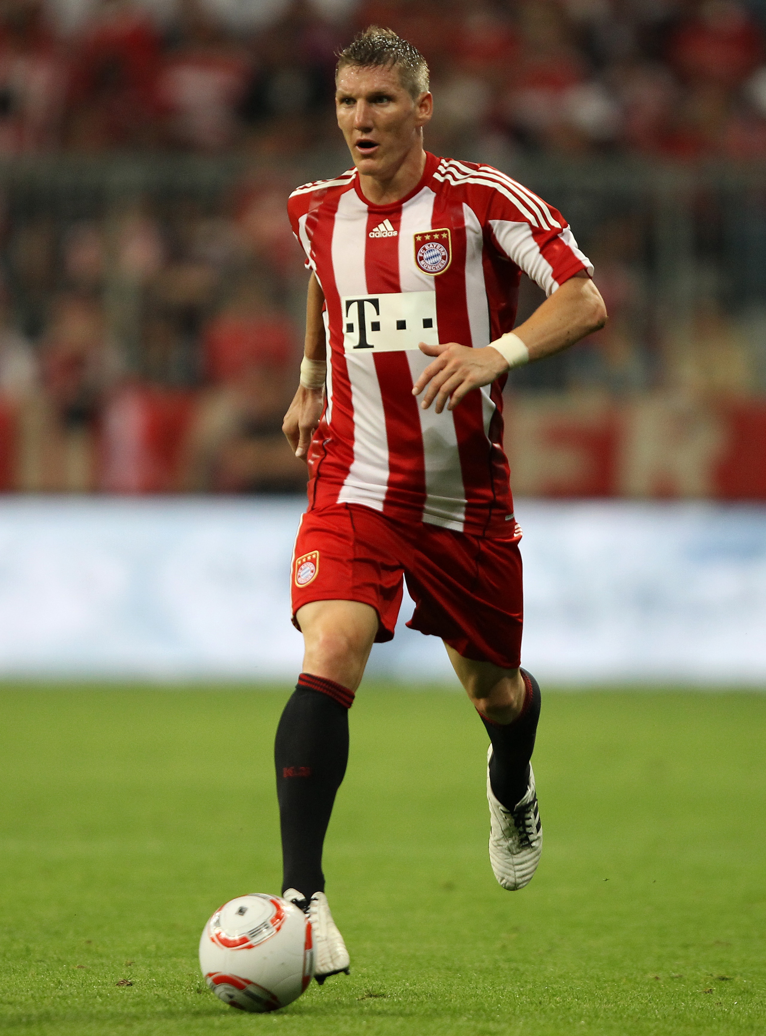 MUNICH, GERMANY - AUGUST 20:  Bastian Schweinsteiger of Bayern runs with the ball during the Bundesliga match between FC Bayern Muenchen and VfL Wolfsburg at Allianz Arena on August 20, 2010 in Munich, Germany.  (Photo by Clive Brunskill/Getty Images)