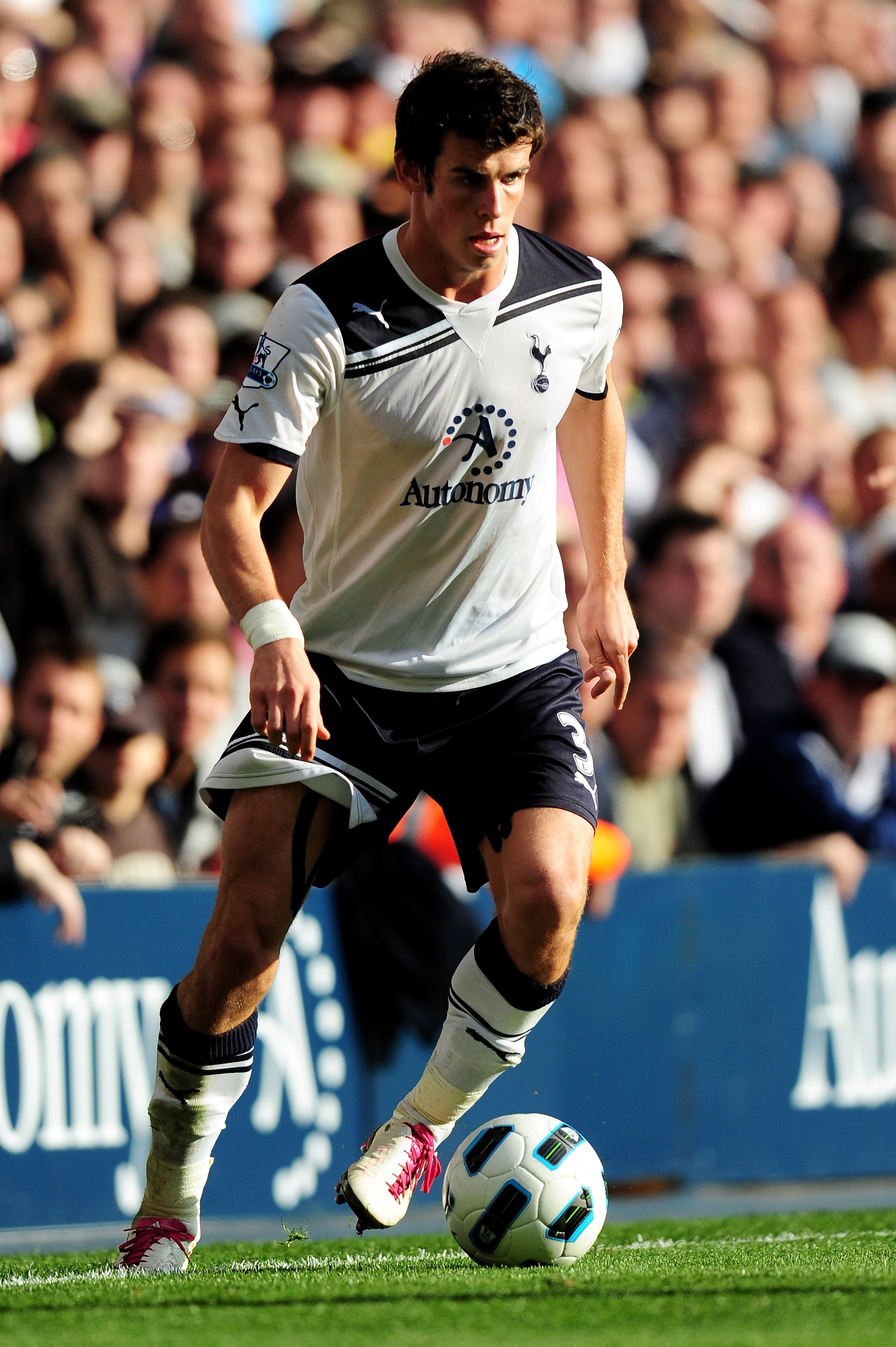 LONDON, ENGLAND - SEPTEMBER 18:  Gareth Bale of Spurs controls the ball during the Barclays Premier League match between Tottenham Hotspur and Wolverhampton Wanderers at White Hart Lane on September 18, 2010 in London, England.  (Photo by Mike Hewitt/Gett