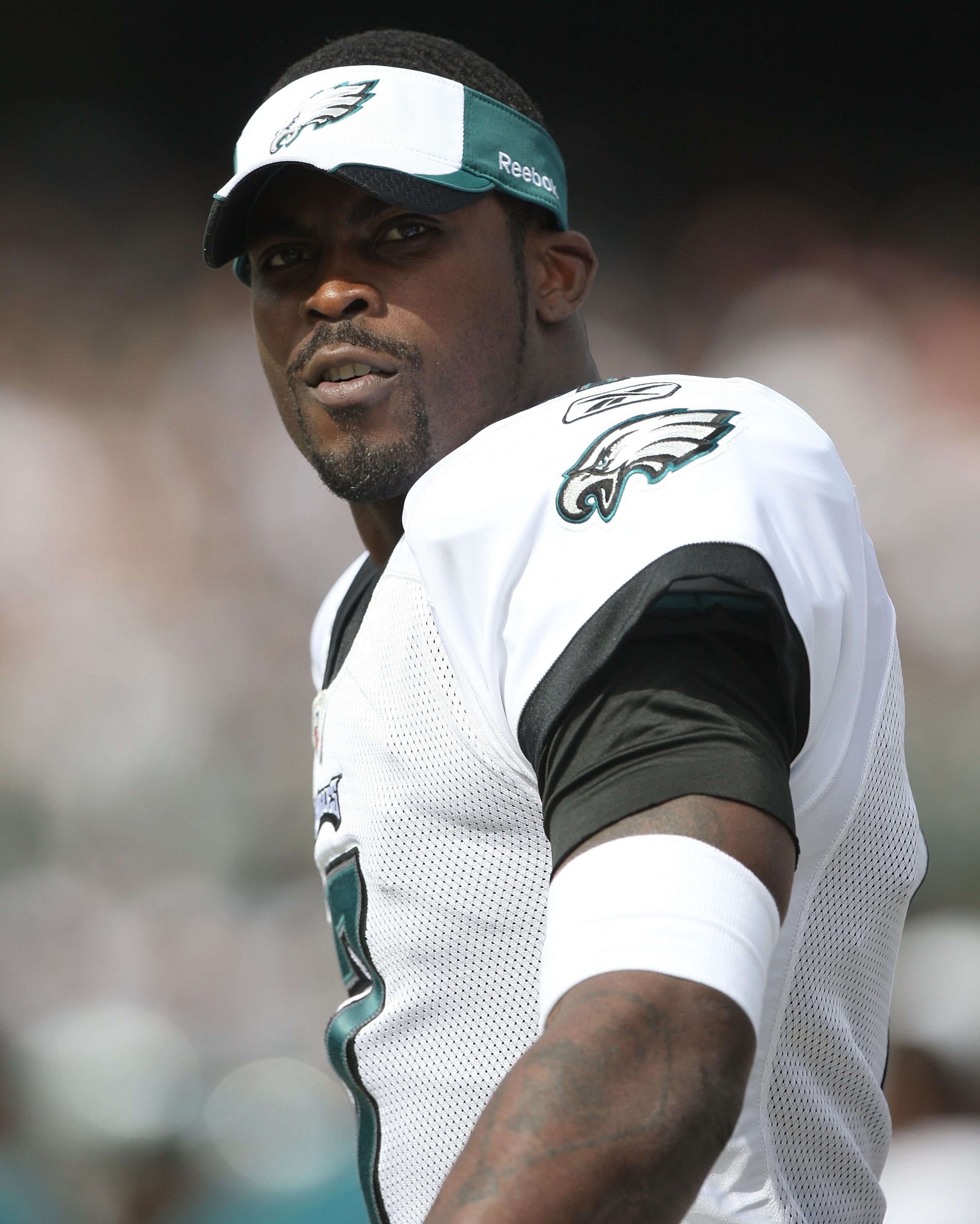 OAKLAND, CA - OCTOBER 18:  Michael Vick #7 of the Philadelphia Eagles looks on from the bench against the Oakland Raiders during an NFL game at the Oakland-Alameda County Coliseum on October 18, 2009 in Oakland, California.  (Photo by Jed Jacobsohn/Getty