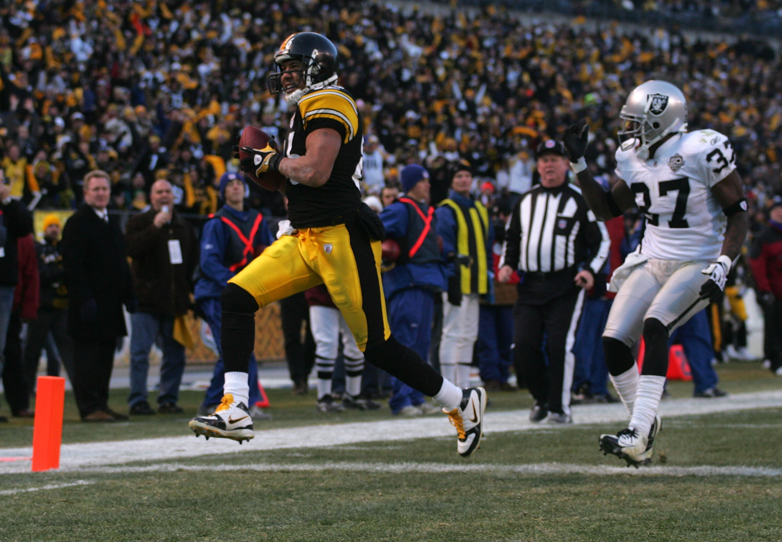 PITTSBURGH - DECEMBER 06:  Hines Ward #86 of the Pittsburgh Steelers catches a touchdown pass in the fourth quarter in front of Chris Johnson #37 of the Oakland Raiders during the game on December 6, 2009 at Heinz Field in Pittsburgh, Pennsylvania.  (Phot