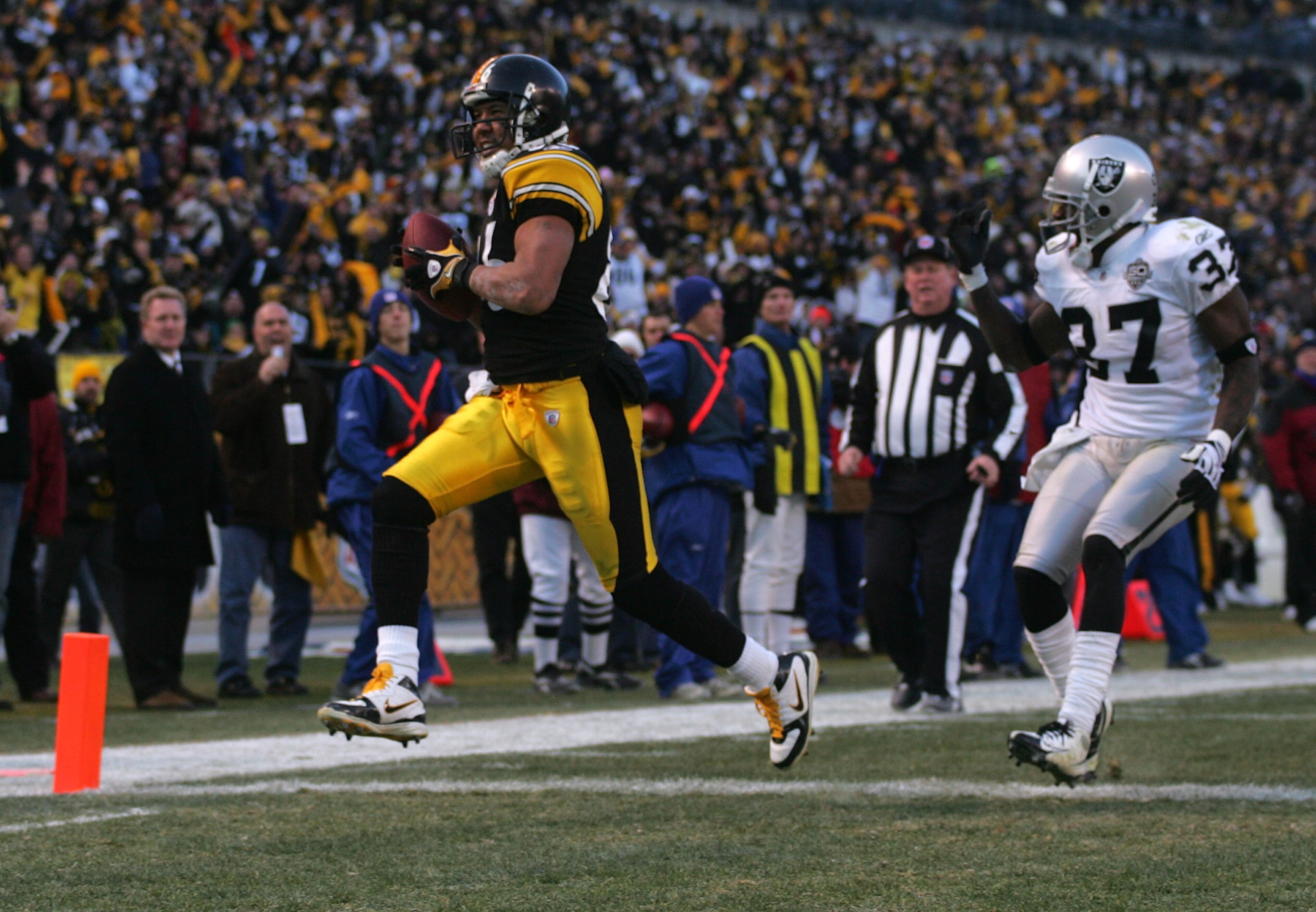 PITTSBURGH - DECEMBER 06:  Hines Ward #86 of the Pittsburgh Steelers catches a touchdown pass in the fourth quarter in front of Chris Johnson #37 of the Oakland Raiders during the game on December 6, 2009 at Heinz Field in Pittsburgh, Pennsylvania.  (Phot