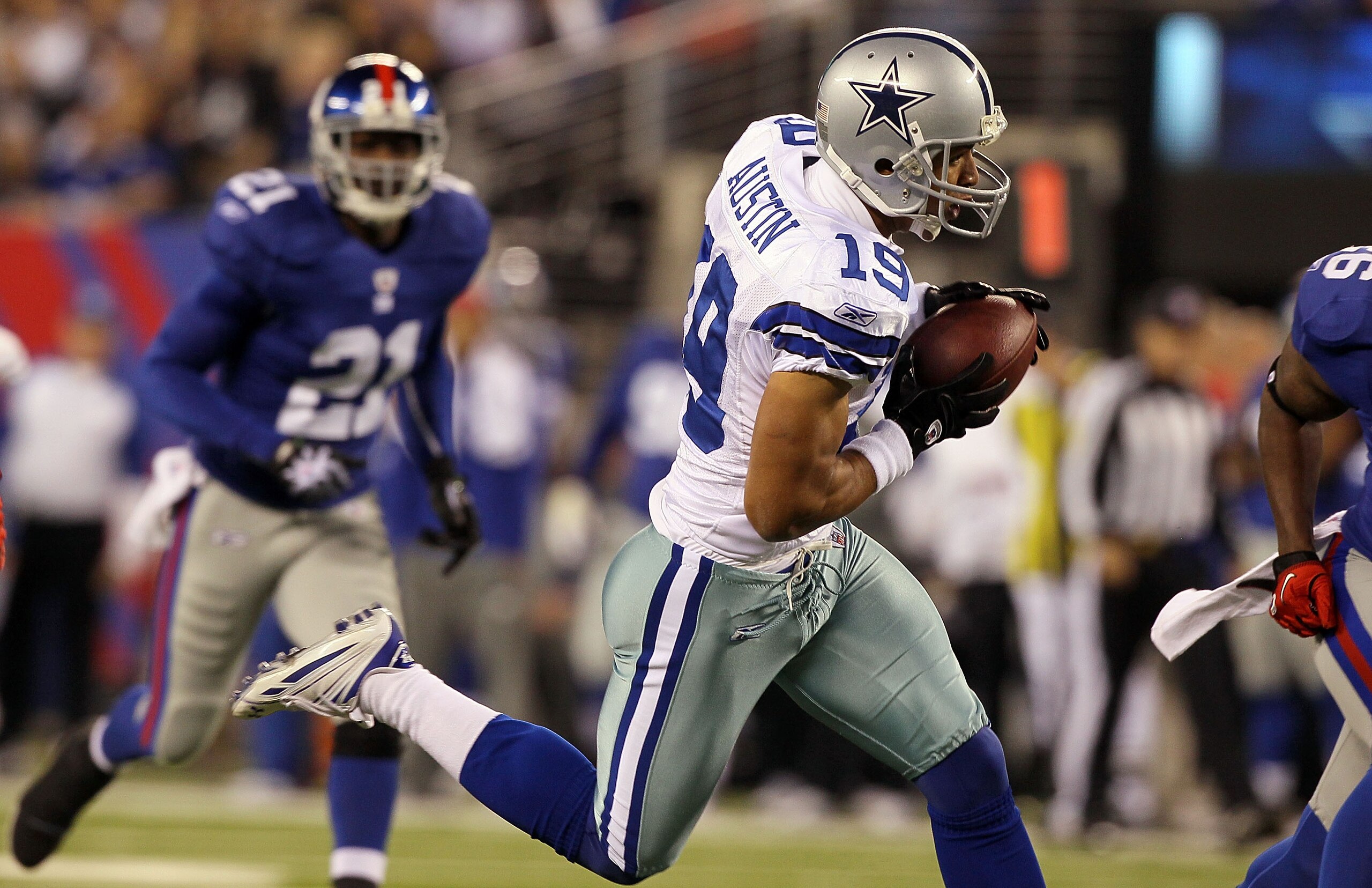 EAST RUTHERFORD, NJ - NOVEMBER 14: Miles Austin #19 of the Dallas Cowboys runs a reception against the New York Giants on November 14, 2010 at the New Meadowlands Stadium in East Rutherford, New Jersey.  (Photo by Jim McIsaac/Getty Images)